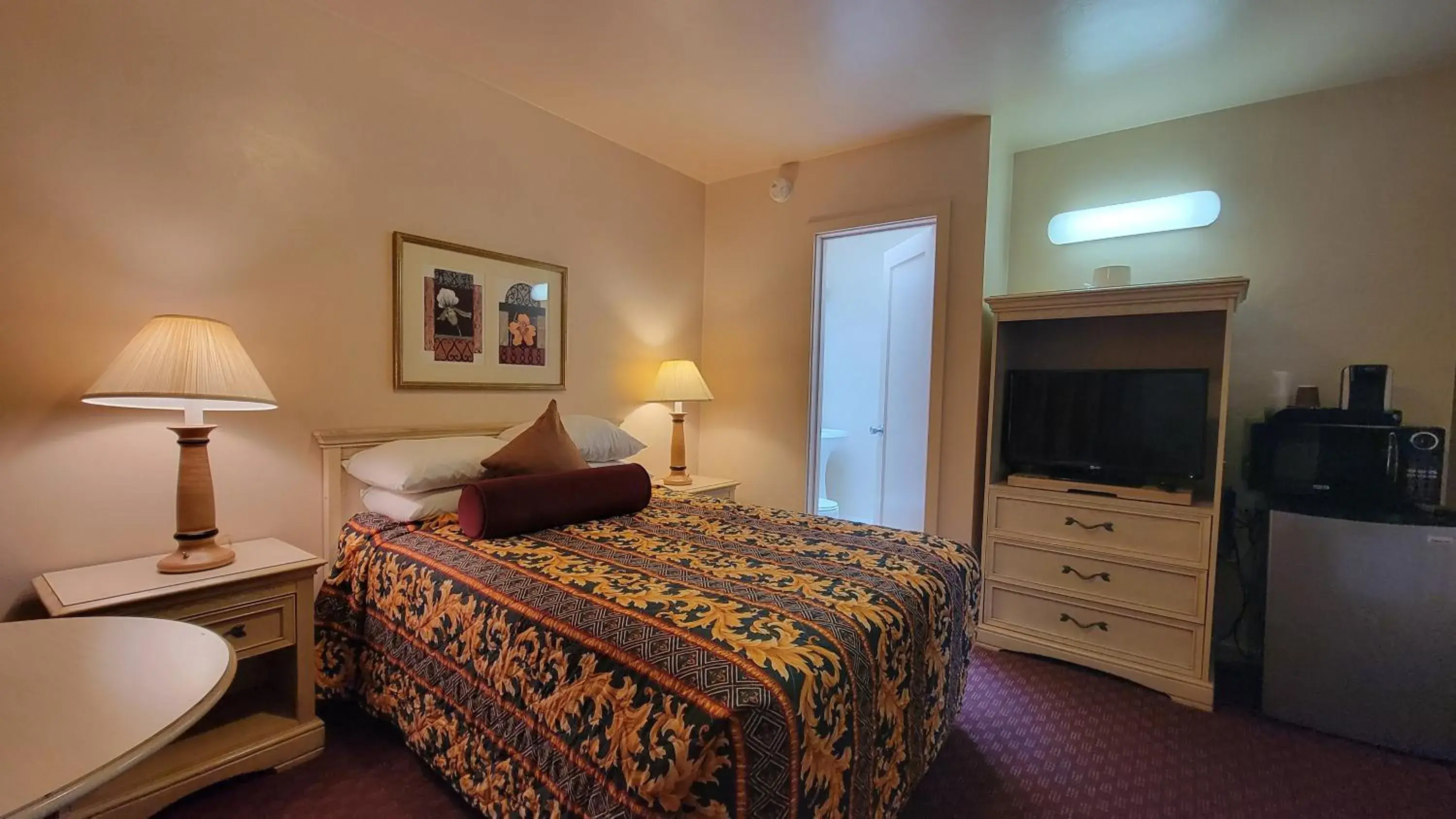 Bed in El Camino Inn Bed in El Camino Inn