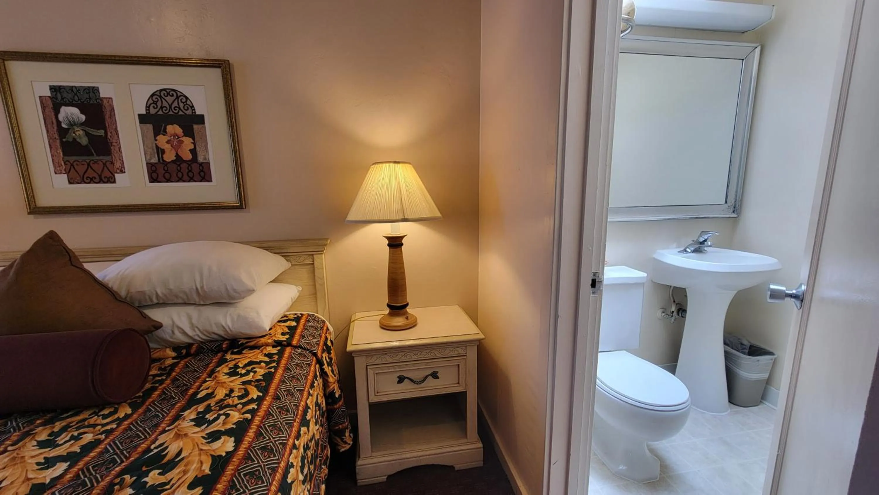 Toilet, Bed in El Camino Inn