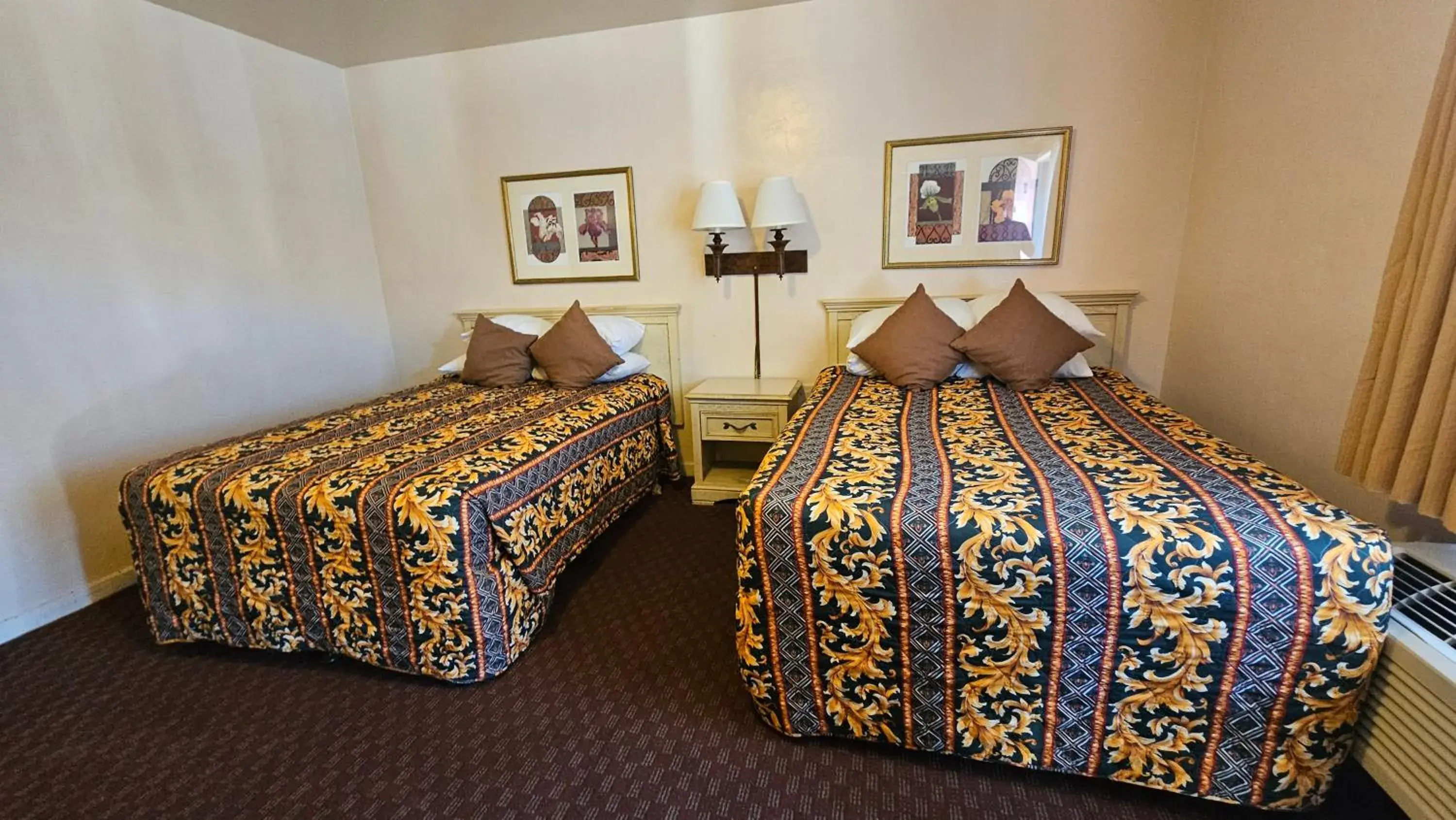 Bed in El Camino Inn Bed in El Camino Inn