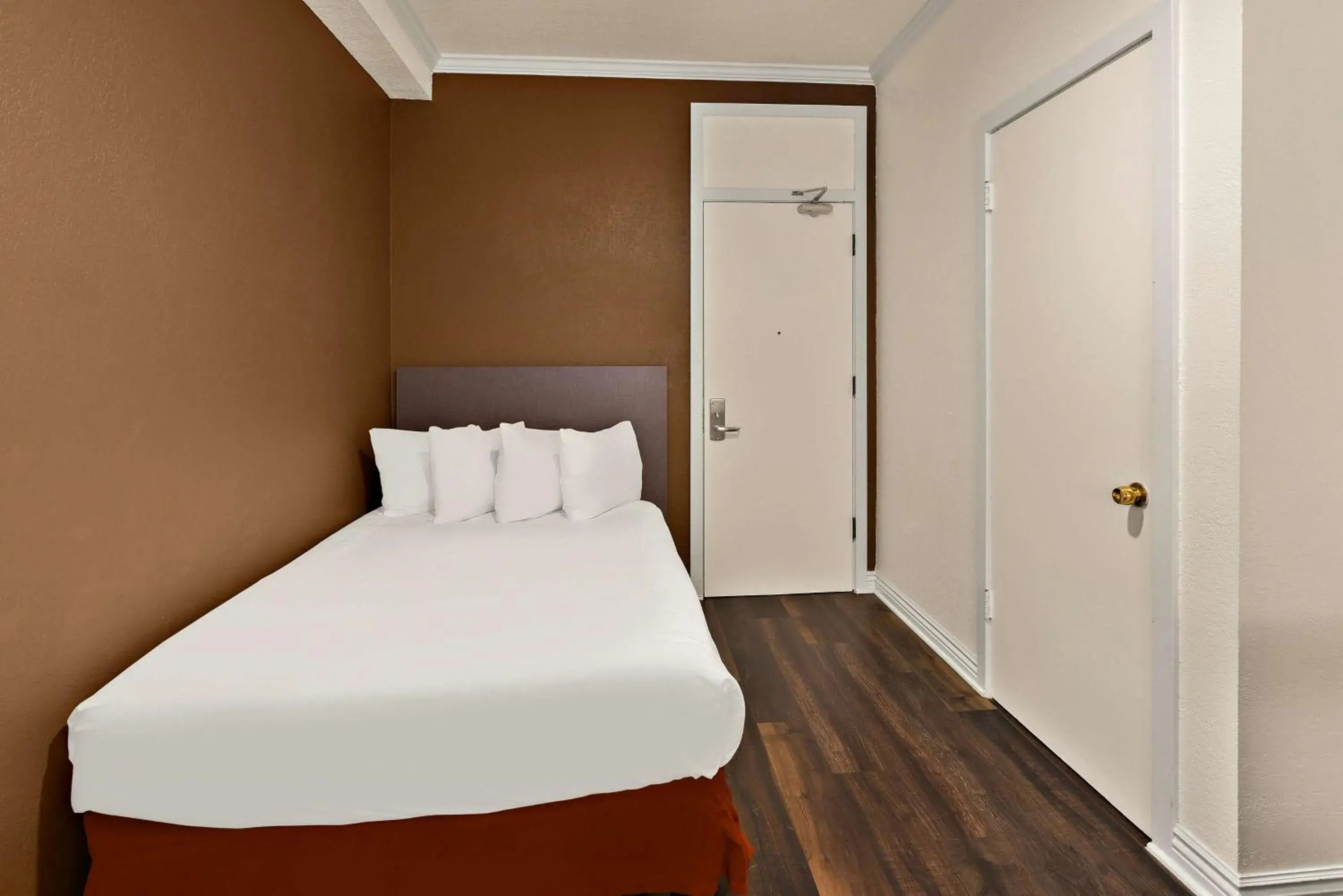 Bedroom, Bed in Mithila San Francisco - SureStay Collection by Best Western Bedroom, Bed in Mithila San Francisco - SureStay Collection by Best Western