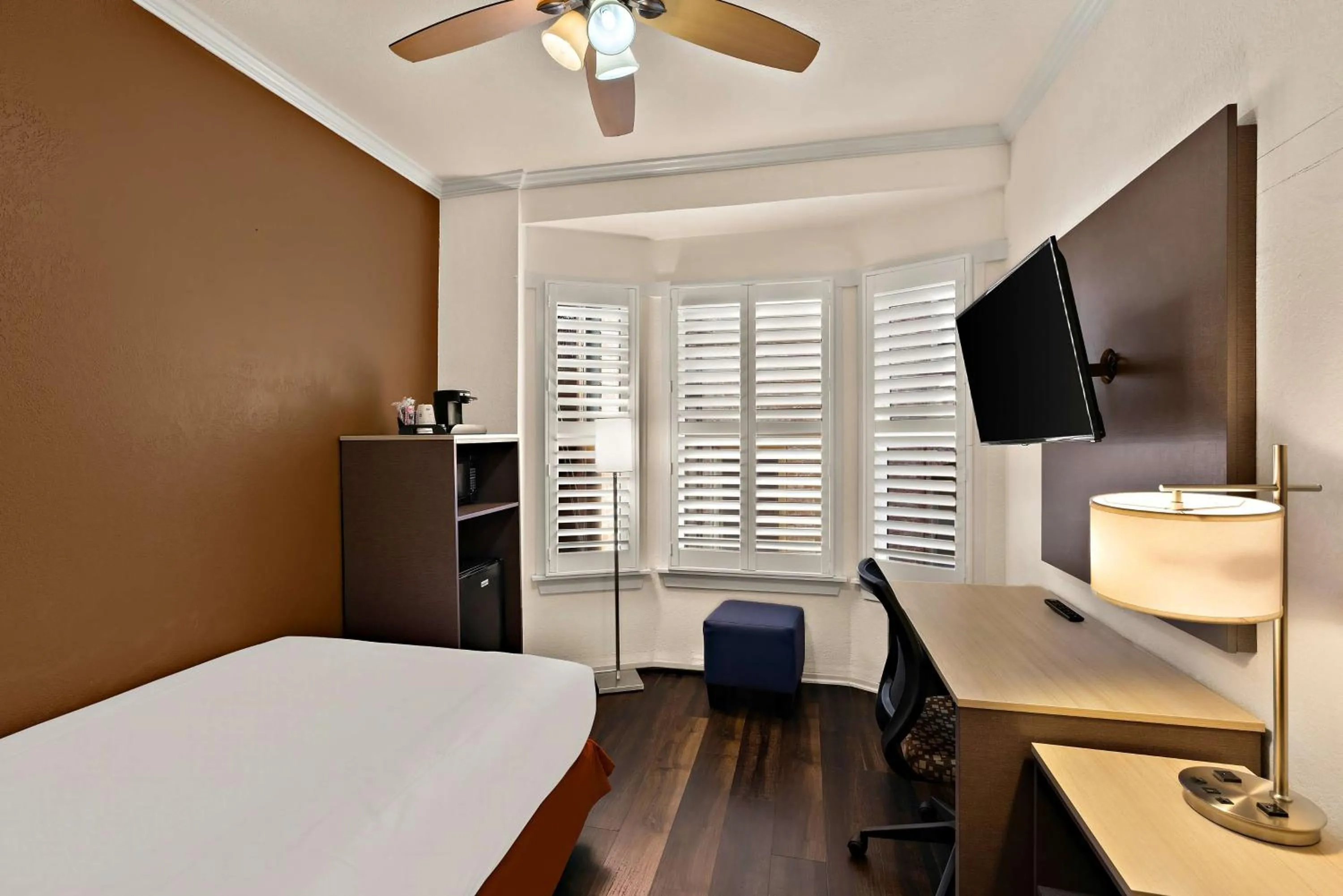 Bedroom, Bed in Mithila San Francisco - SureStay Collection by Best Western