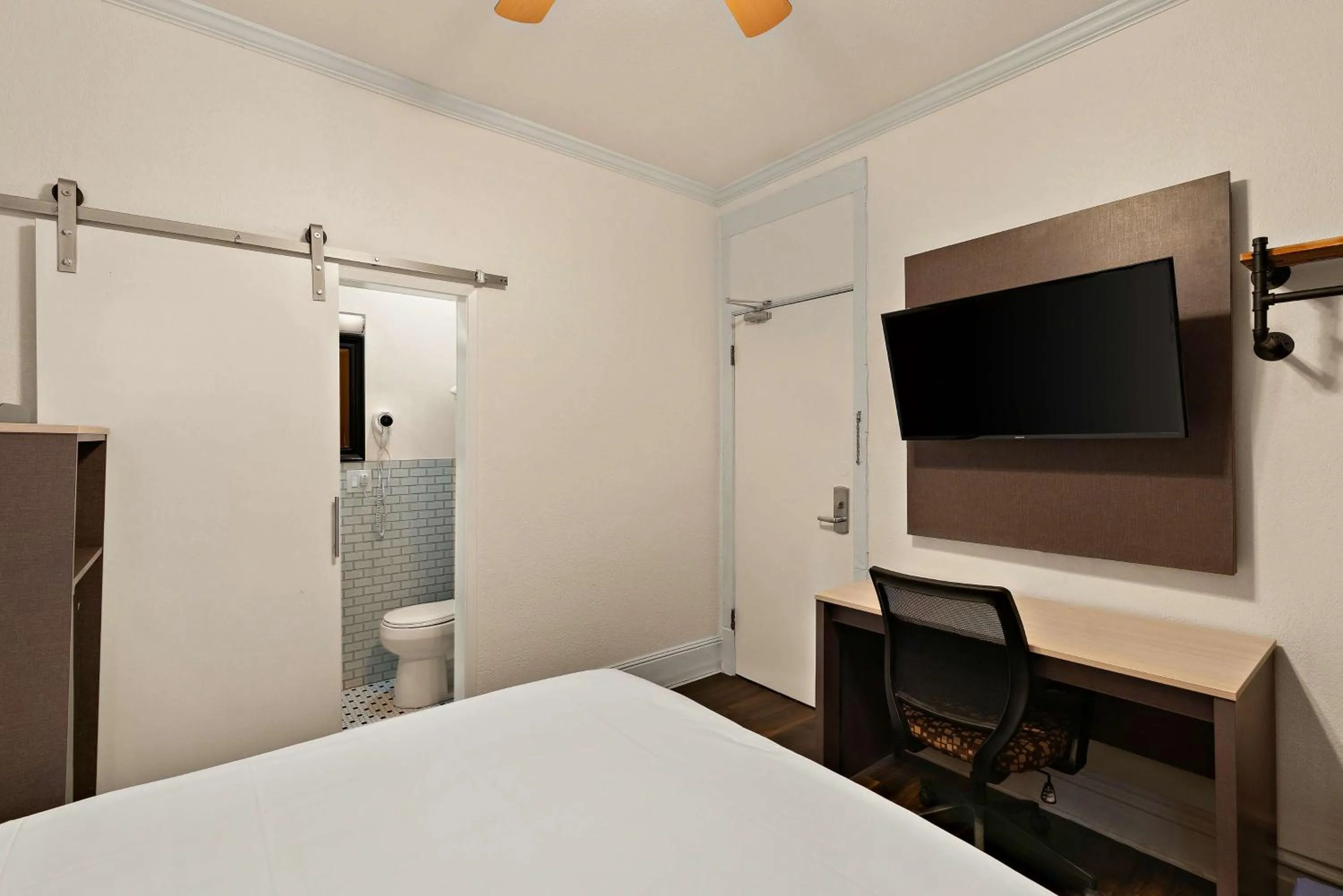 Bedroom, Bed in Mithila San Francisco - SureStay Collection by Best Western