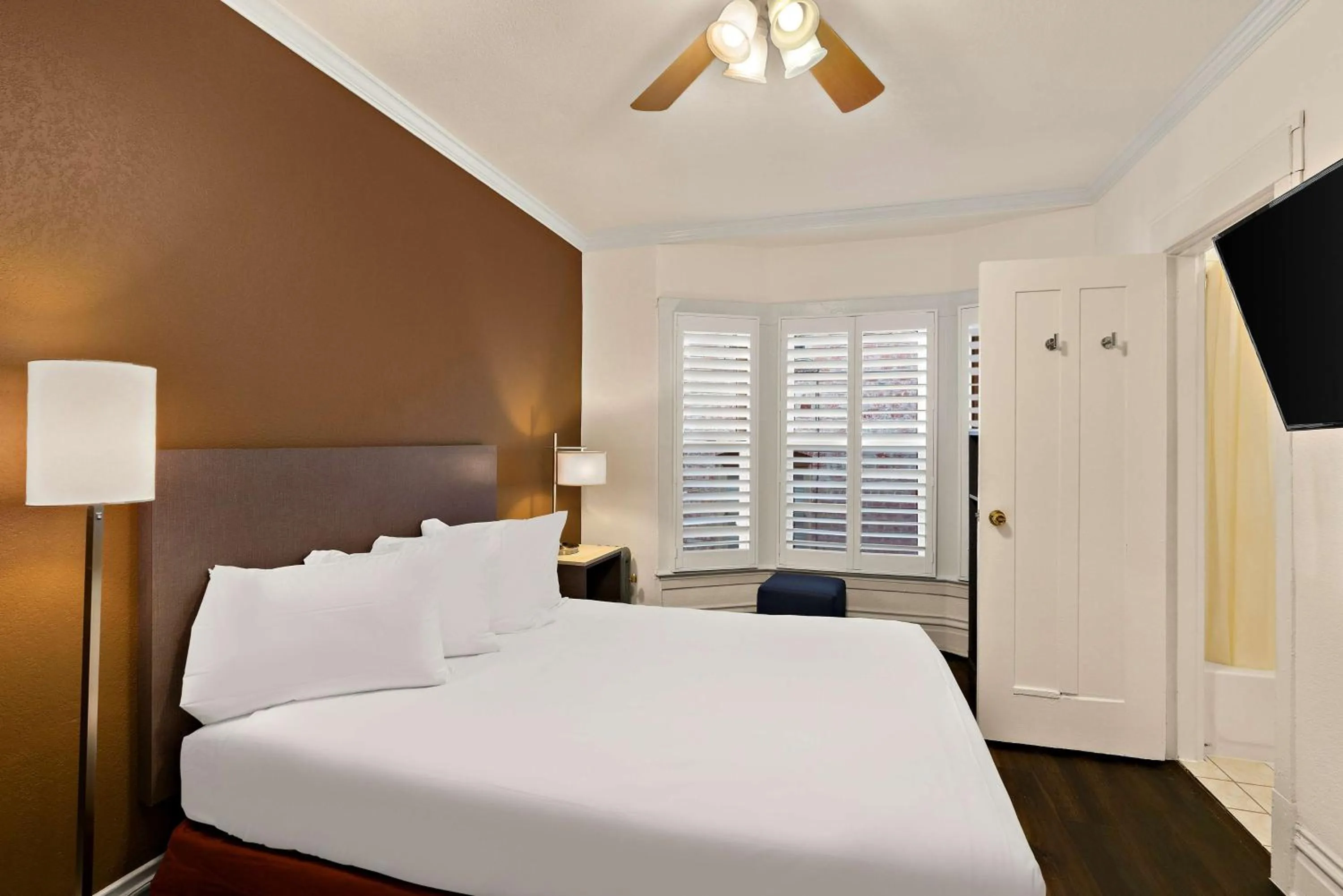 Bedroom, Bed in Mithila San Francisco - SureStay Collection by Best Western