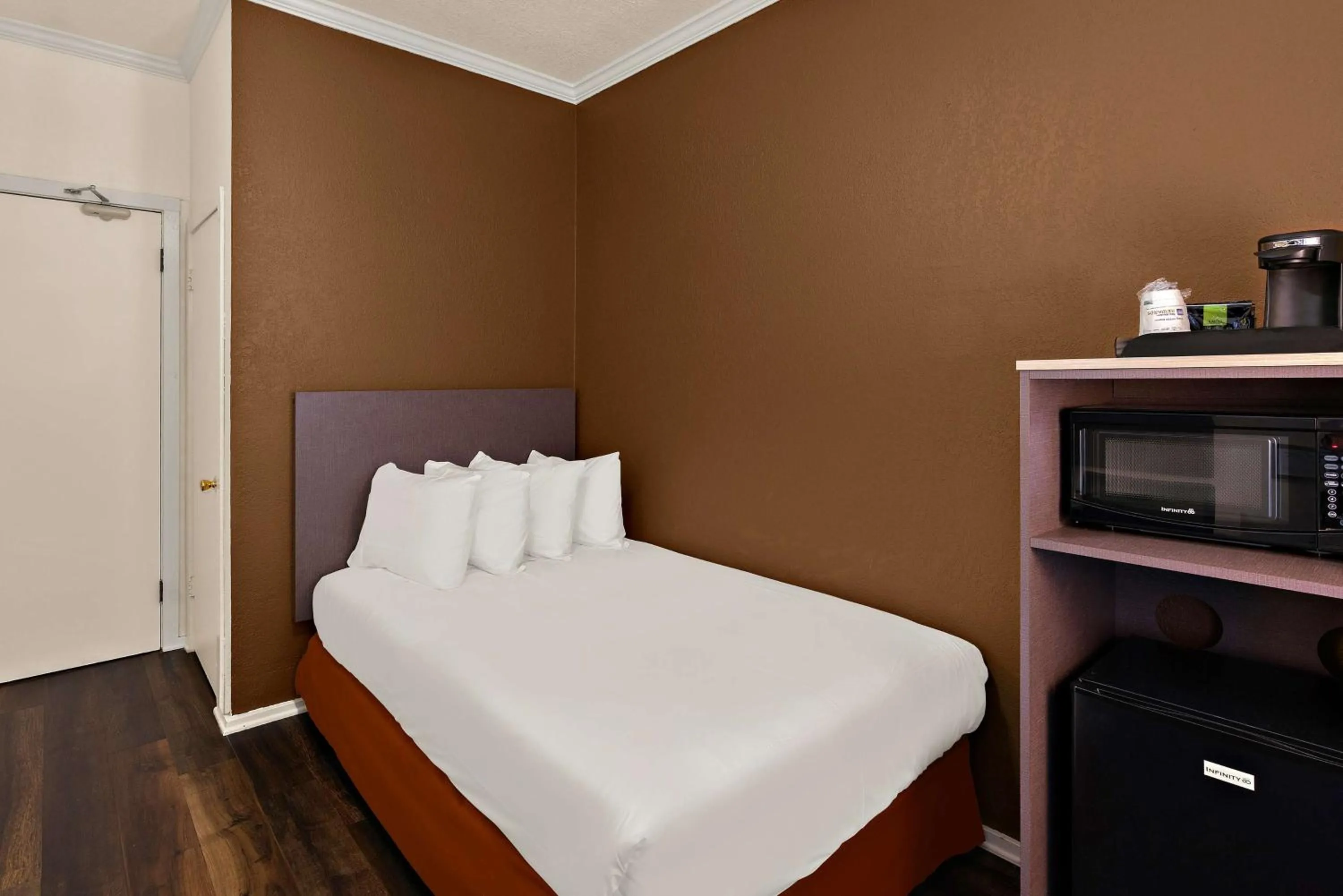 Bedroom, Bed in Mithila San Francisco - SureStay Collection by Best Western