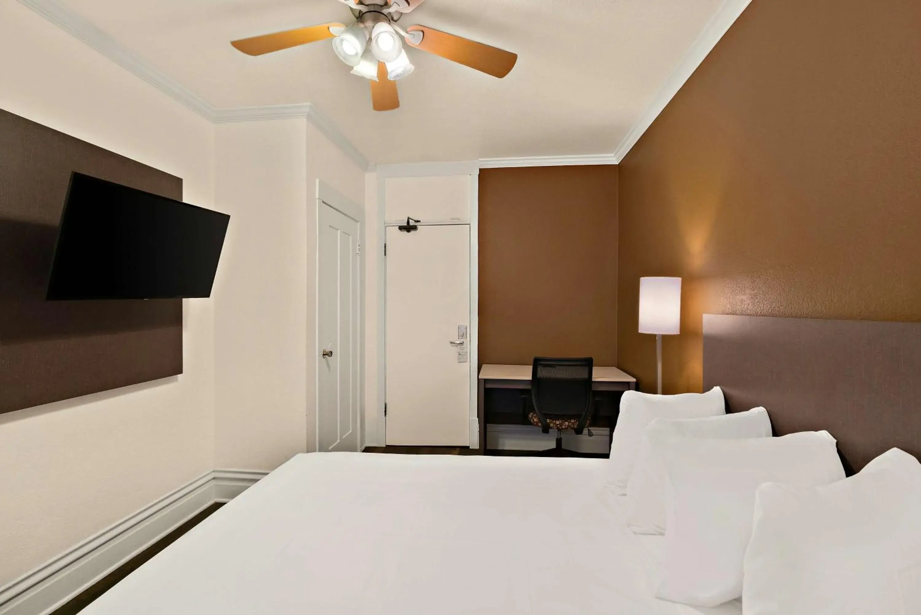 Bedroom, Bed in Mithila San Francisco - SureStay Collection by Best Western Bedroom, Bed in Mithila San Francisco - SureStay Collection by Best Western