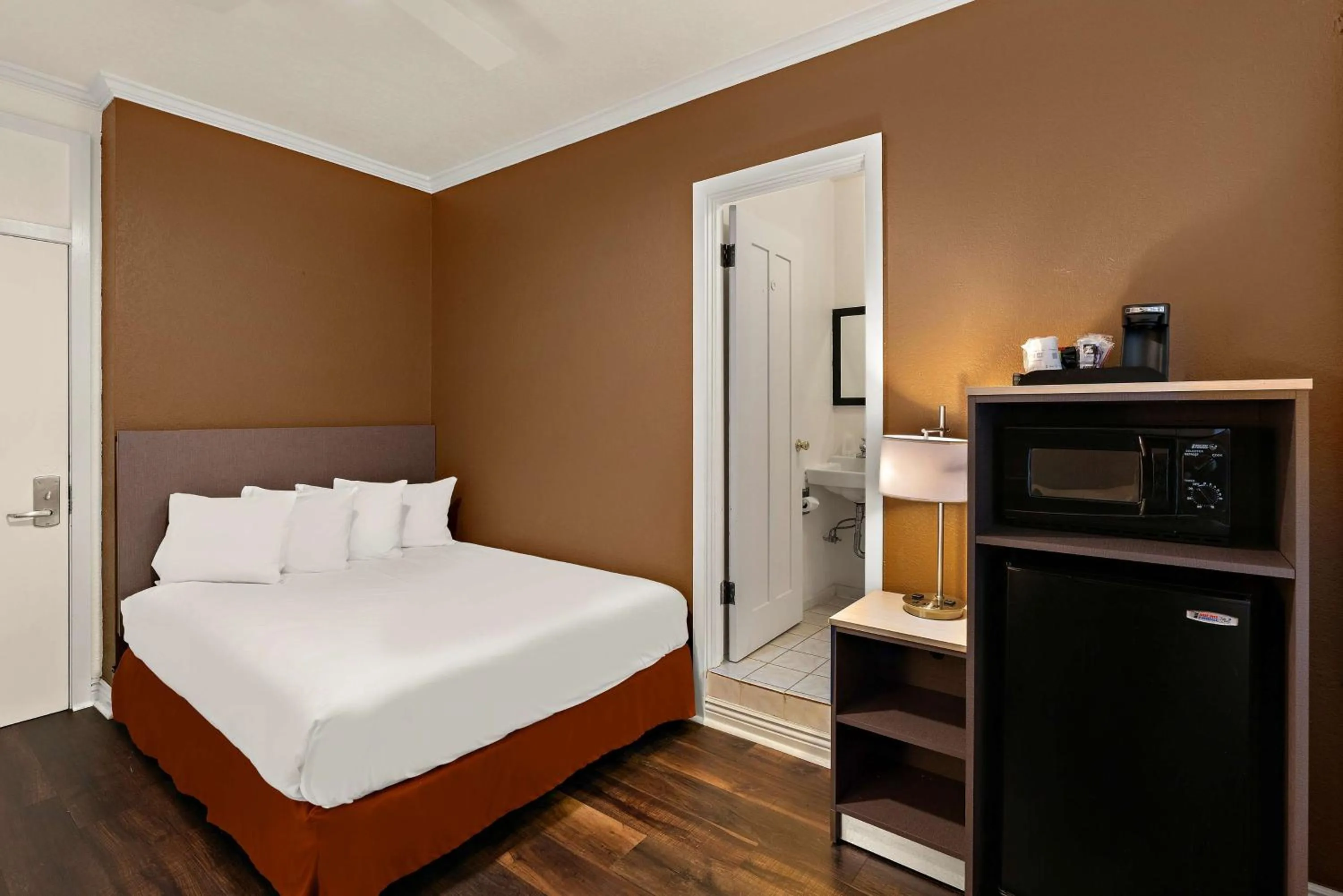 Bedroom, Bed in Mithila San Francisco - SureStay Collection by Best Western