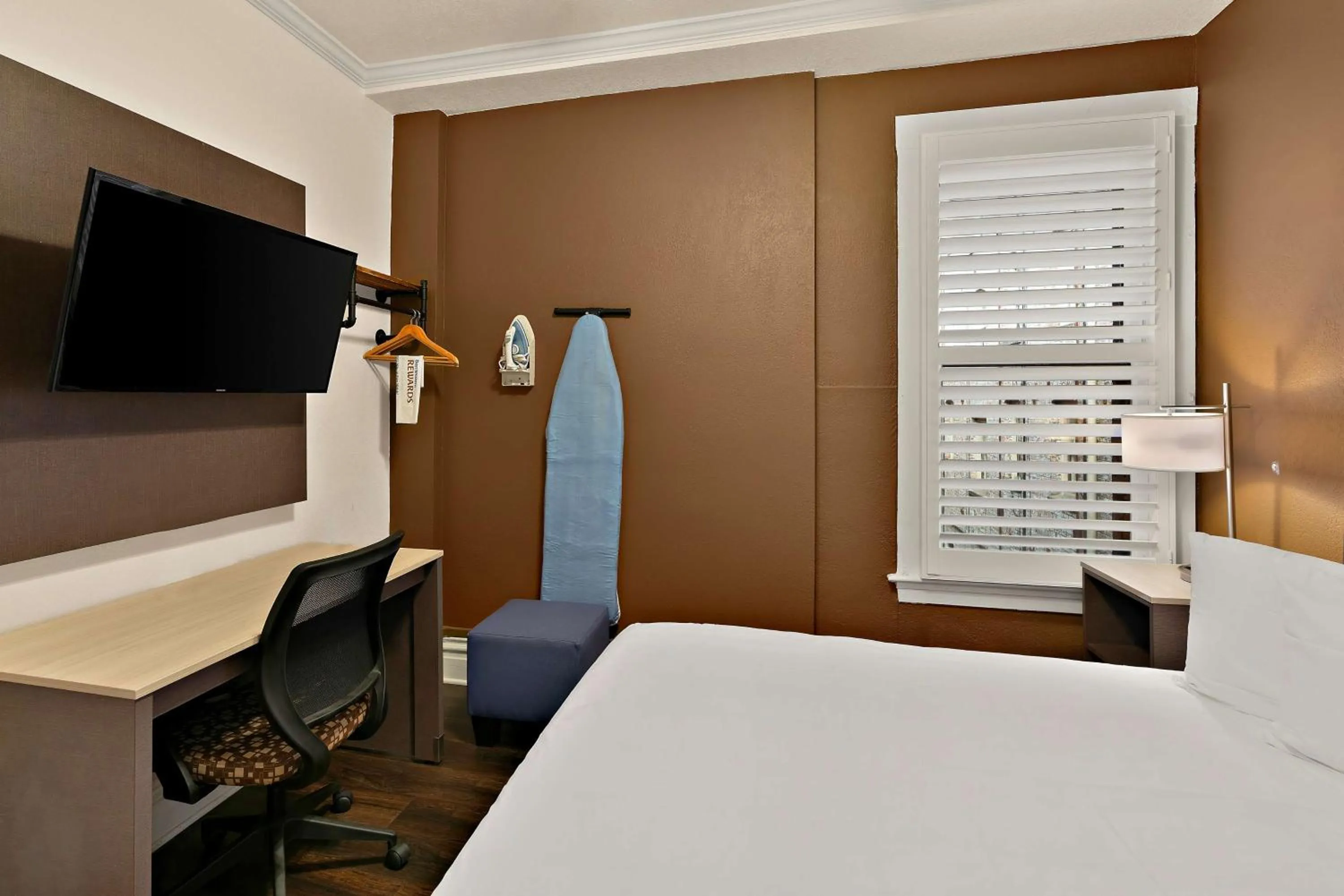Bedroom, Bed in Mithila San Francisco - SureStay Collection by Best Western