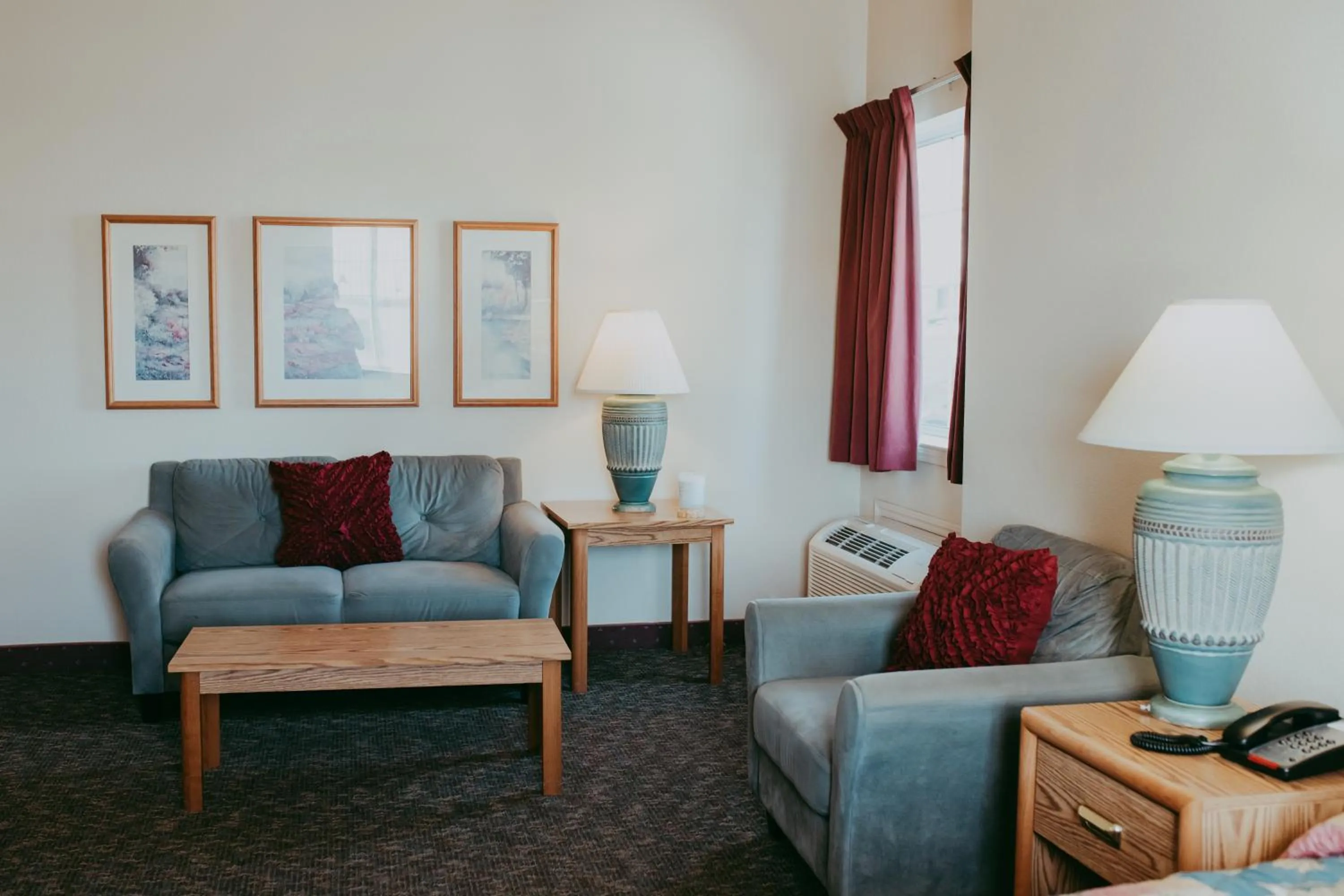 Living room in Carson City Plaza Hotel