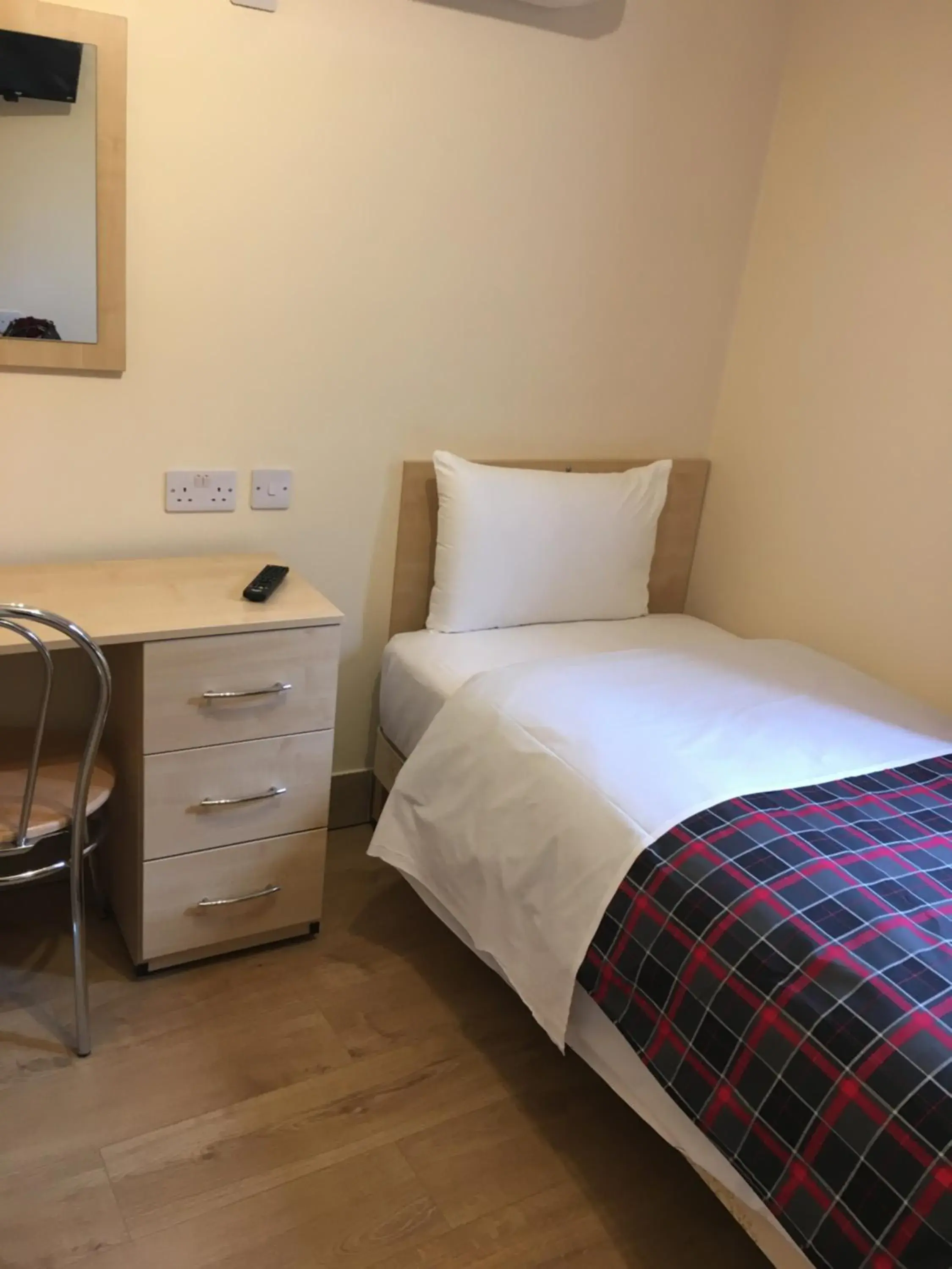 Single Room with Private Bathroom in 15 New Row Single Room with Private Bathroom in 15 New Row