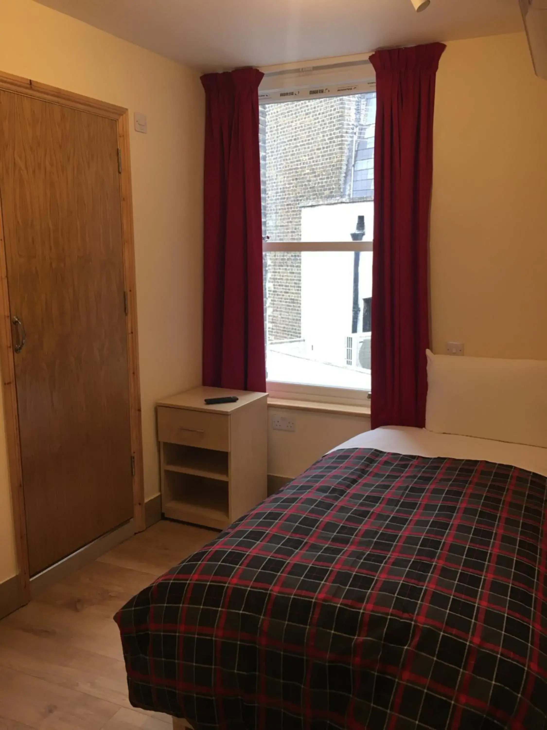Single Room with Private Bathroom in 15 New Row Single Room with Private Bathroom in 15 New Row