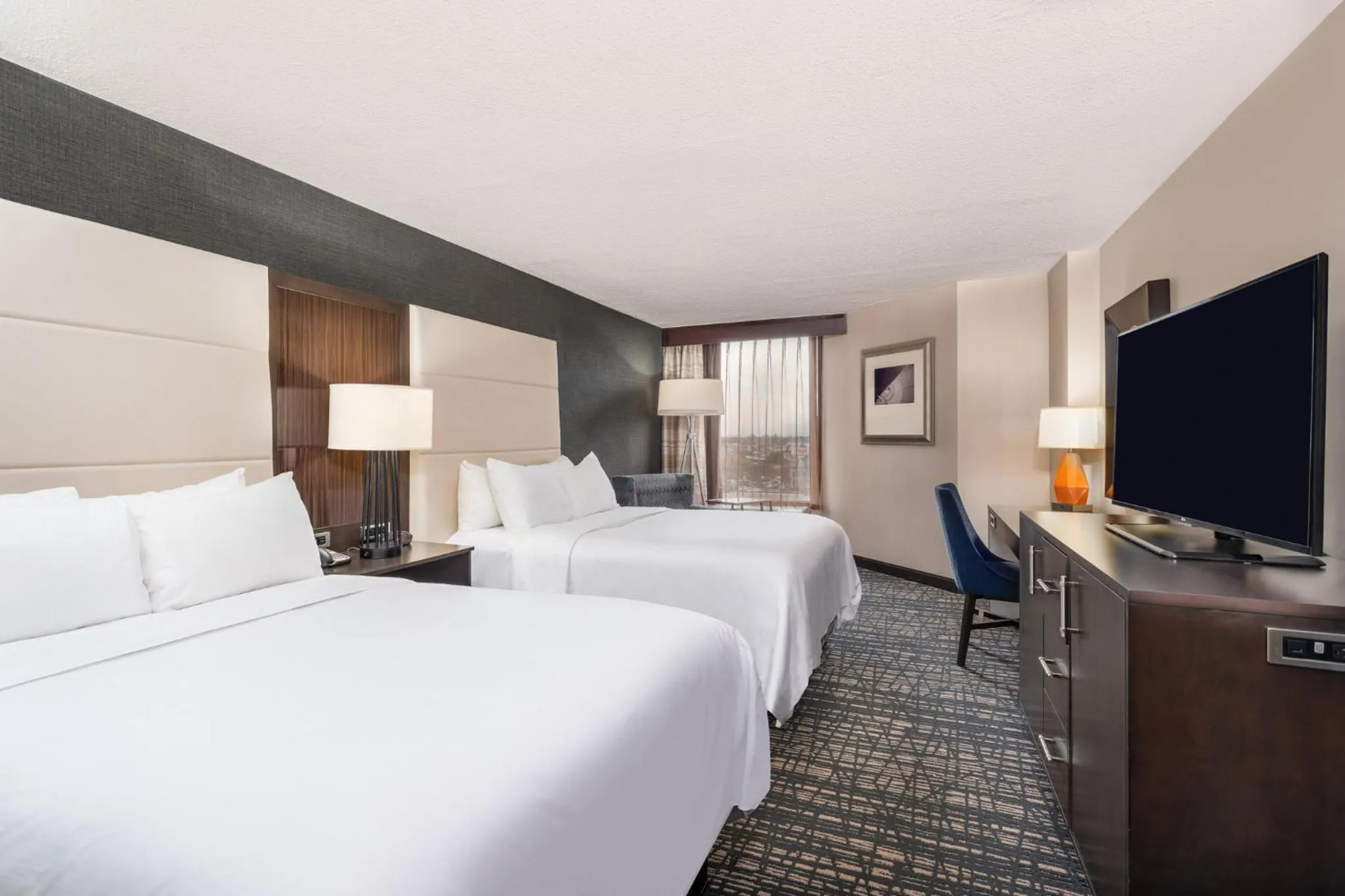 Photo of the whole room, Bed in Crowne Plaza Annapolis by IHG