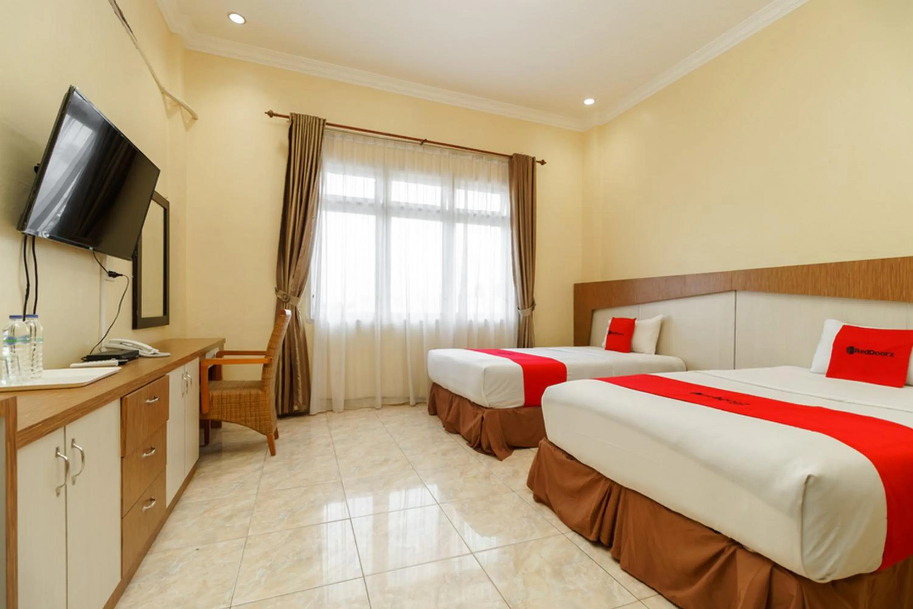 Bed in RedDoorz Plus @ Hotel Sempurna Watervang Lubuk Linggau