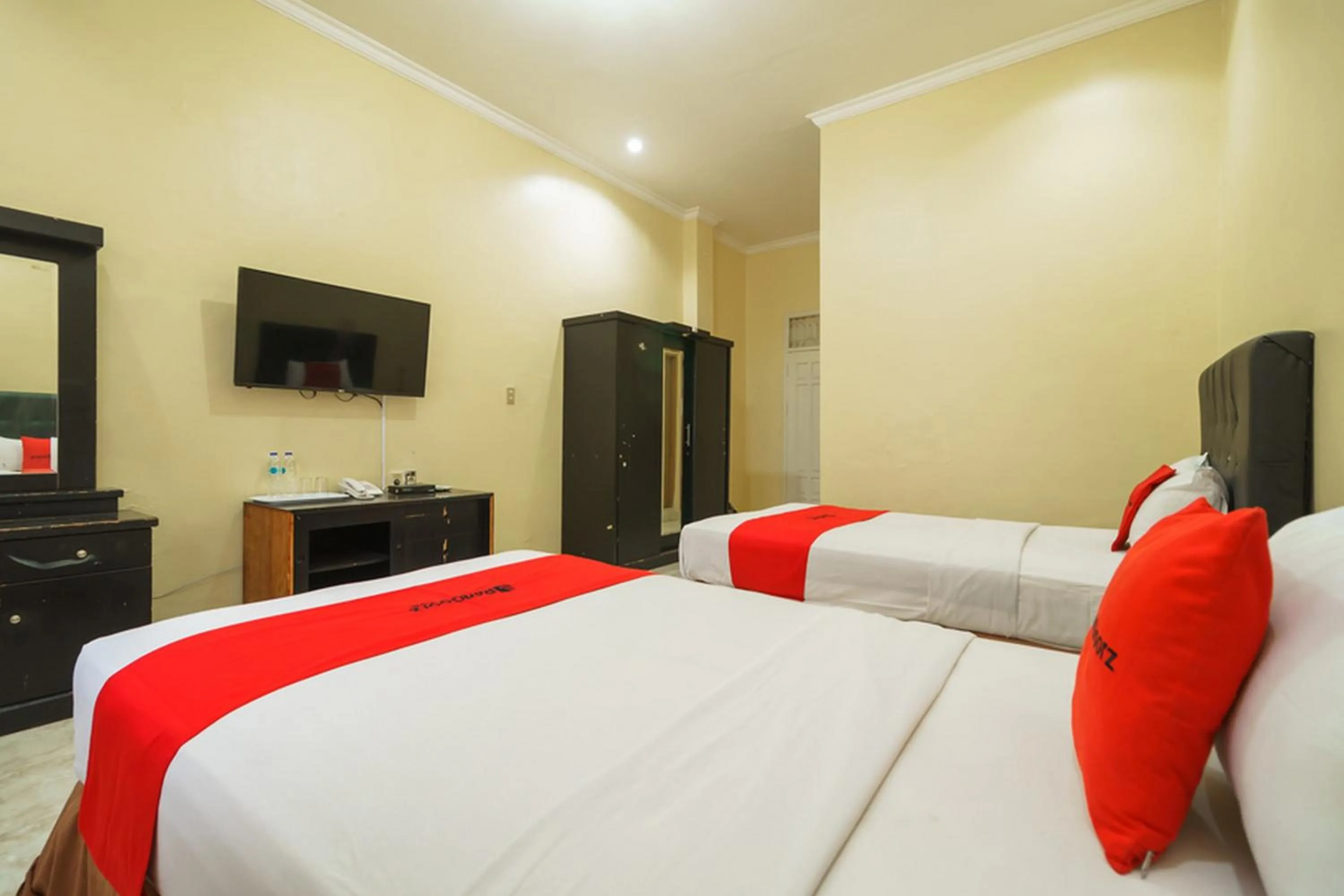 Bedroom, Bed in RedDoorz Plus @ Hotel Sempurna Watervang Lubuk Linggau