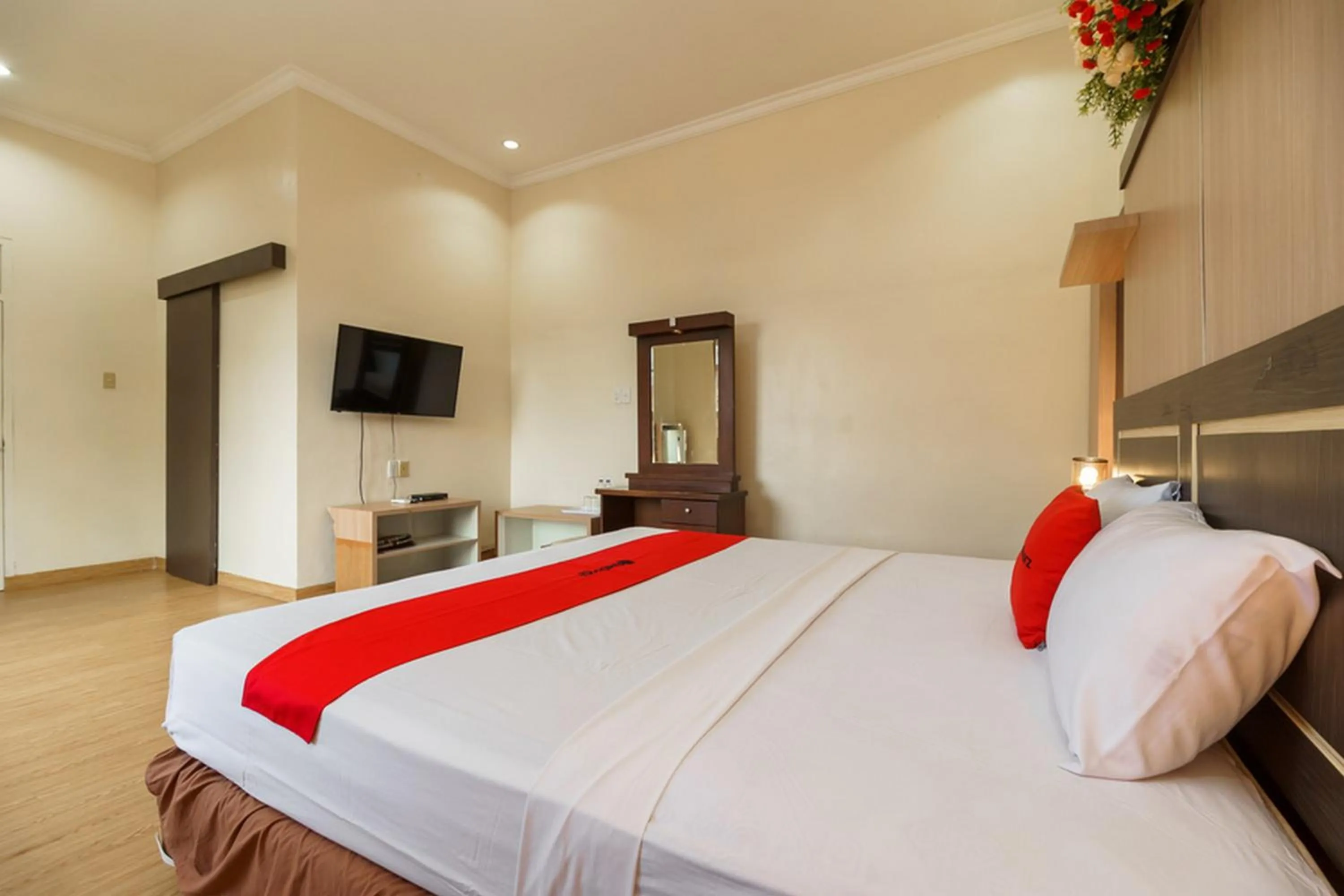 Bedroom, Bed in RedDoorz Plus @ Hotel Sempurna Watervang Lubuk Linggau