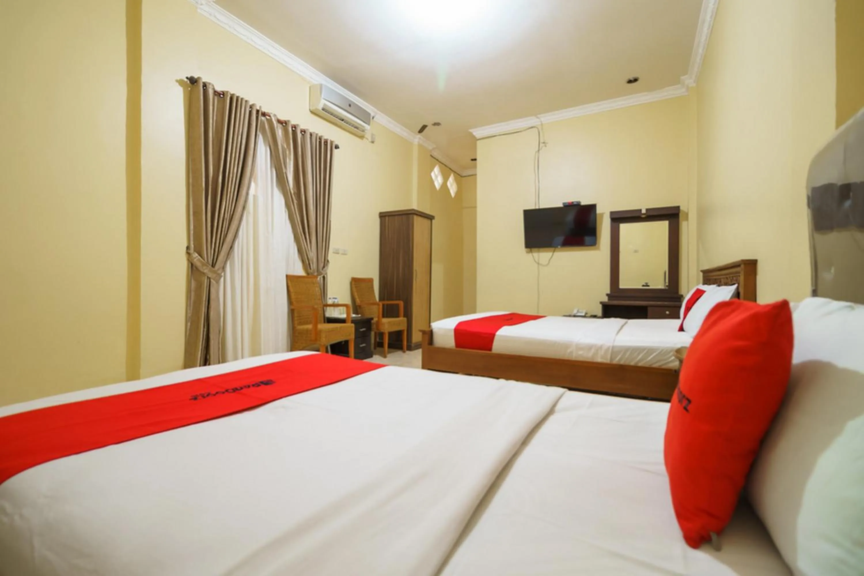 Bedroom, Bed in RedDoorz Plus @ Hotel Sempurna Watervang Lubuk Linggau