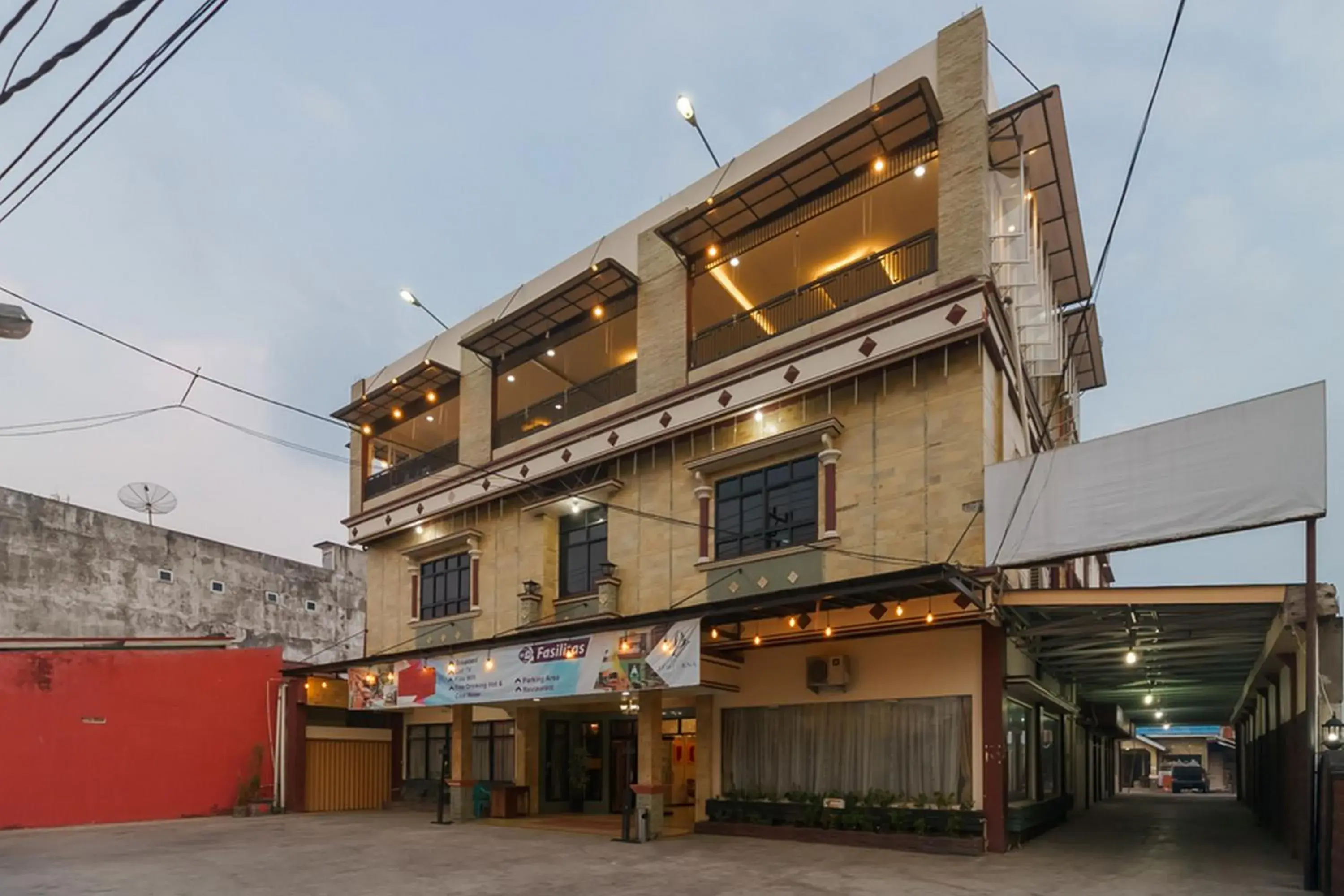 Property building in RedDoorz Plus @ Hotel Sempurna Watervang Lubuk Linggau Property building in RedDoorz Plus @ Hotel Sempurna Watervang Lubuk Linggau