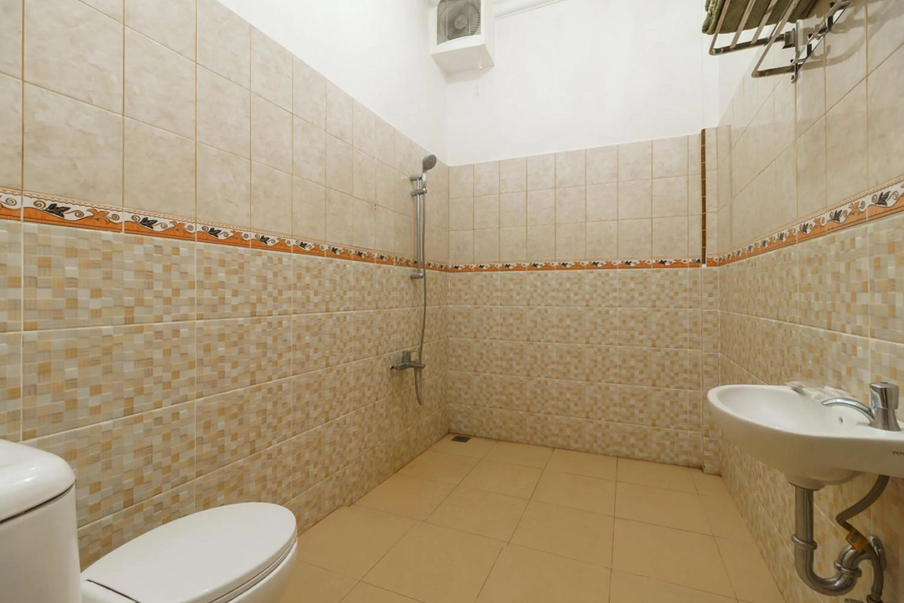 Bathroom in RedDoorz Plus @ Hotel Sempurna Watervang Lubuk Linggau