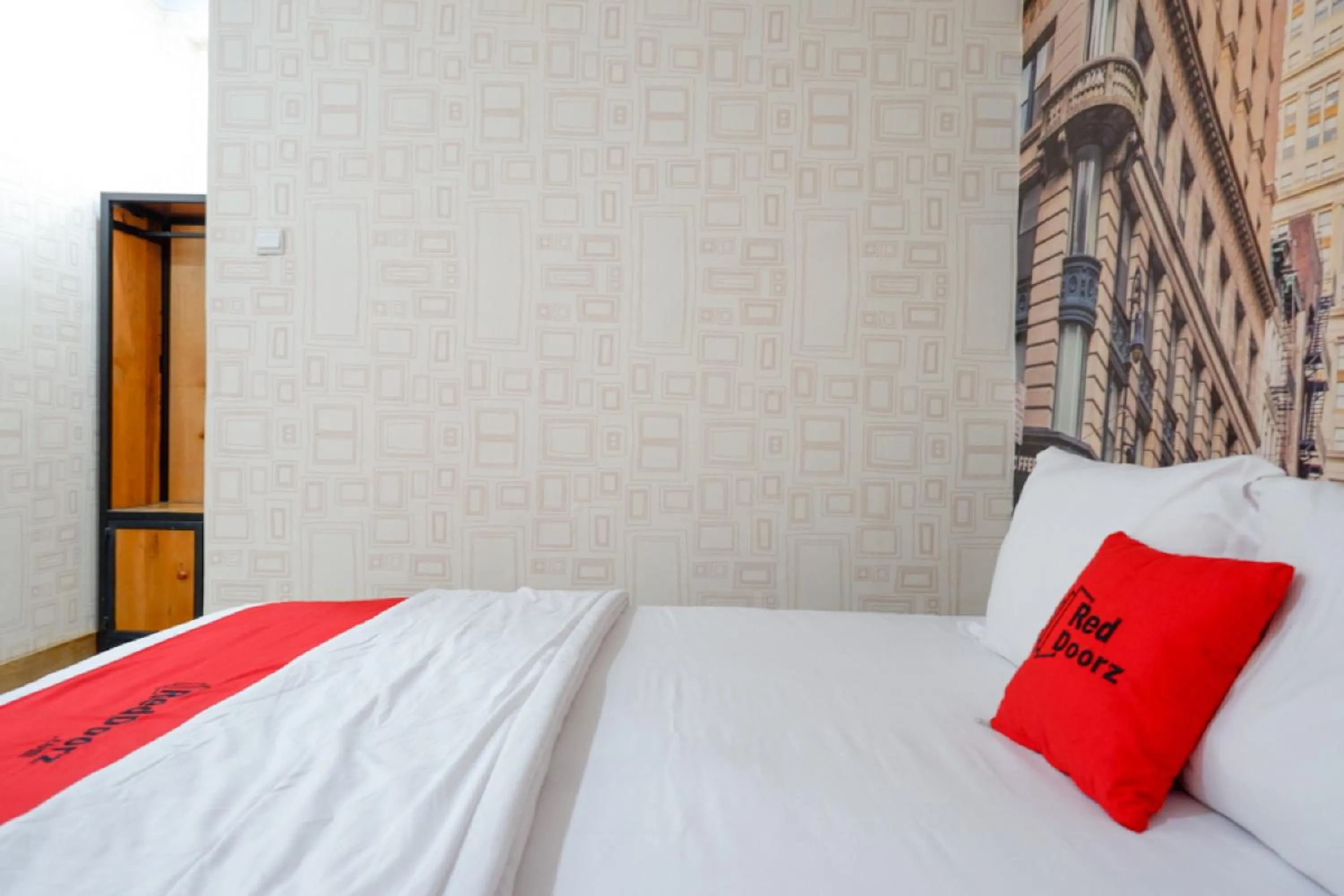 Bedroom, Bed in RedDoorz Syariah near Universitas Negeri Gorontalo 2