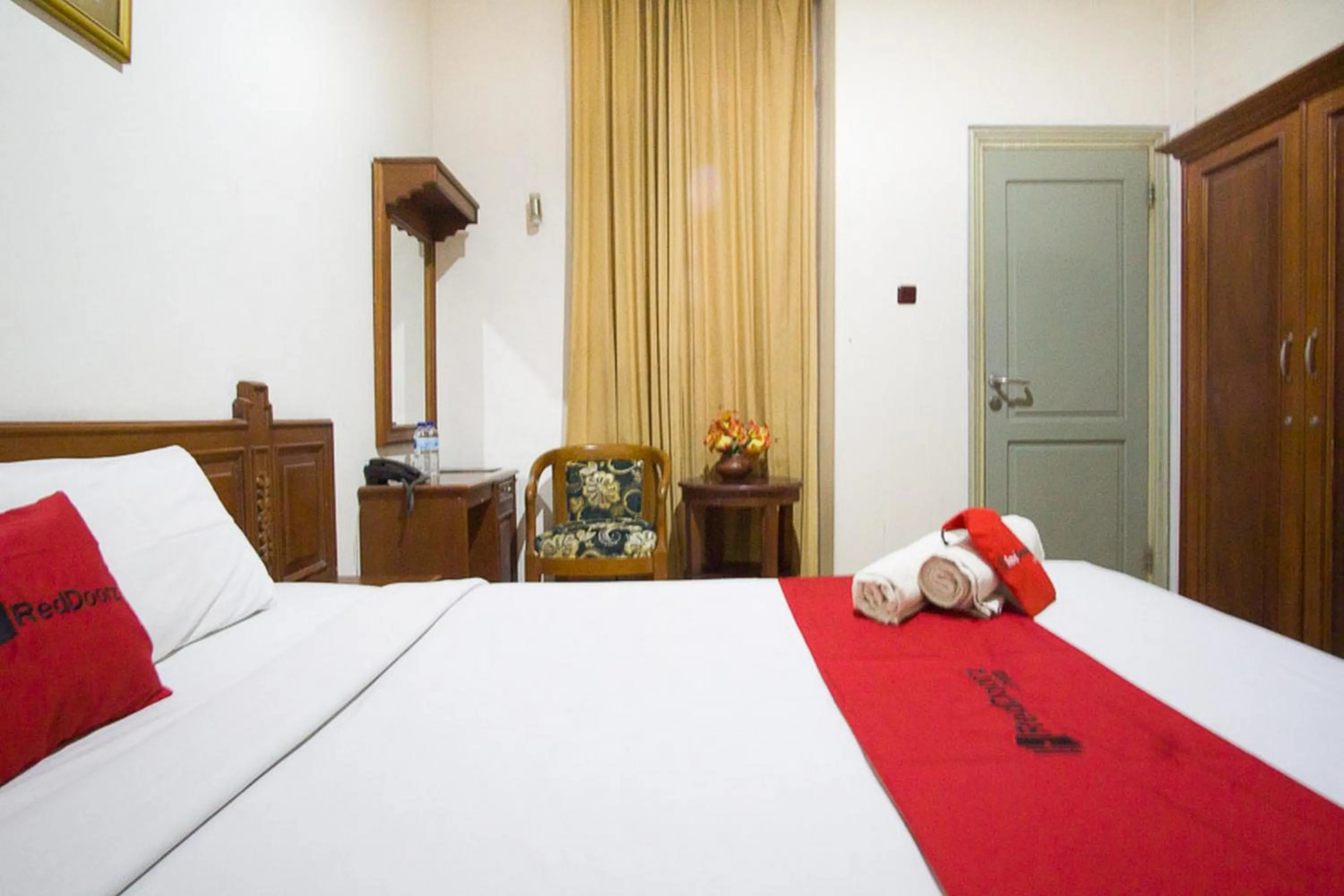 Bedroom, Bed in RedDoorz near Pantai Falajawa Kota Ternate