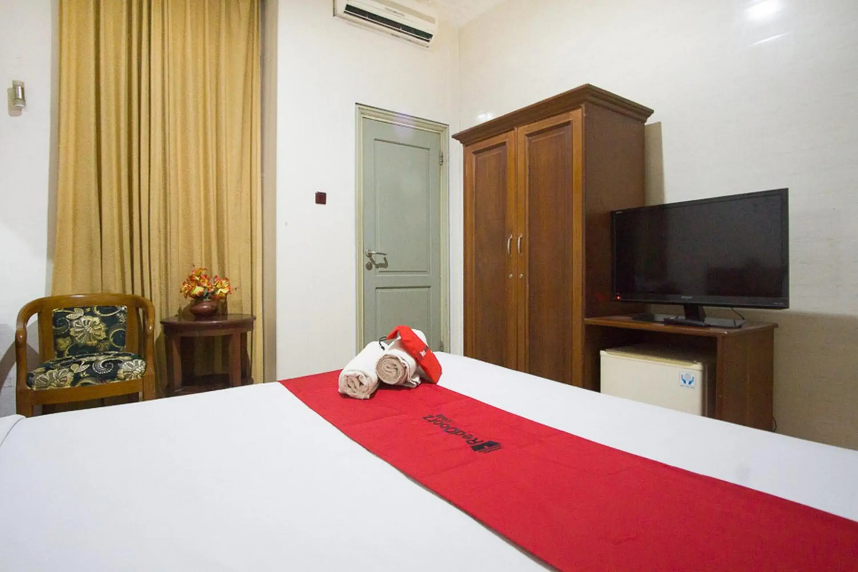 Bedroom, Bed in RedDoorz near Pantai Falajawa Kota Ternate Bedroom, Bed in RedDoorz near Pantai Falajawa Kota Ternate