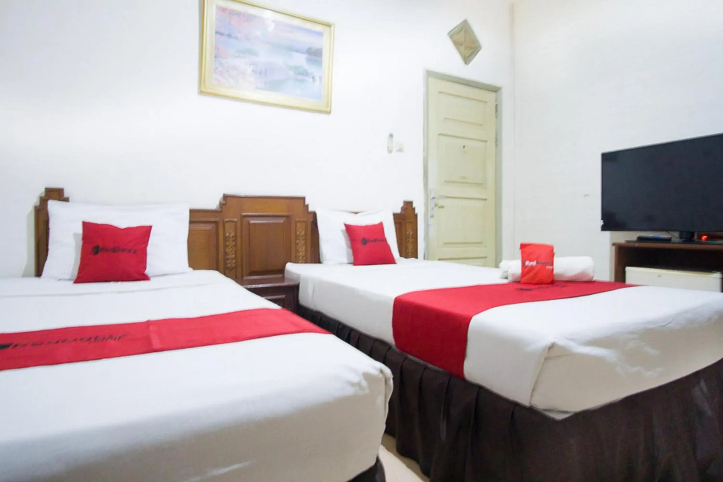Twin Room in RedDoorz near Pantai Falajawa Kota Ternate Twin Room in RedDoorz near Pantai Falajawa Kota Ternate