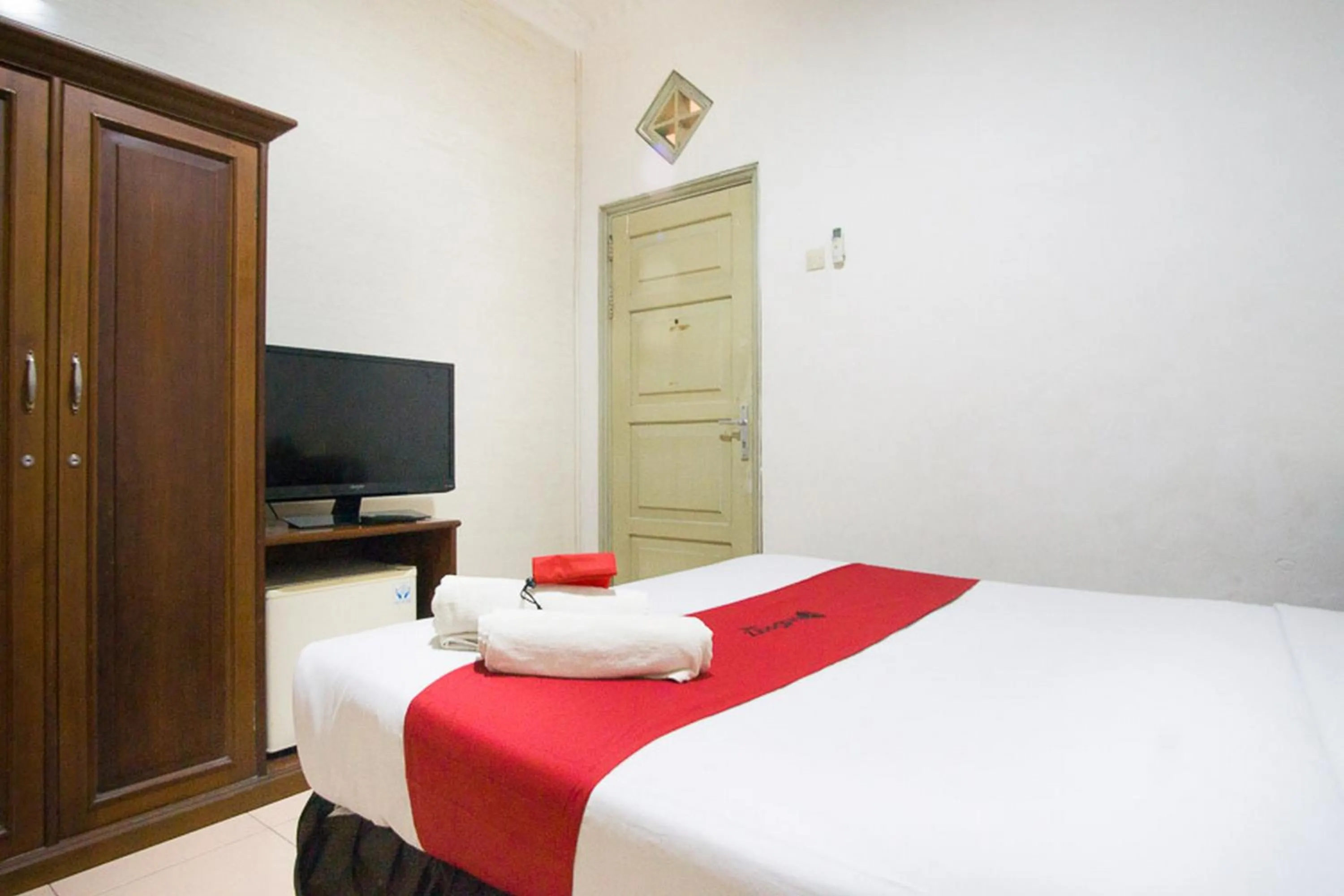 Bedroom, Bed in RedDoorz near Pantai Falajawa Kota Ternate