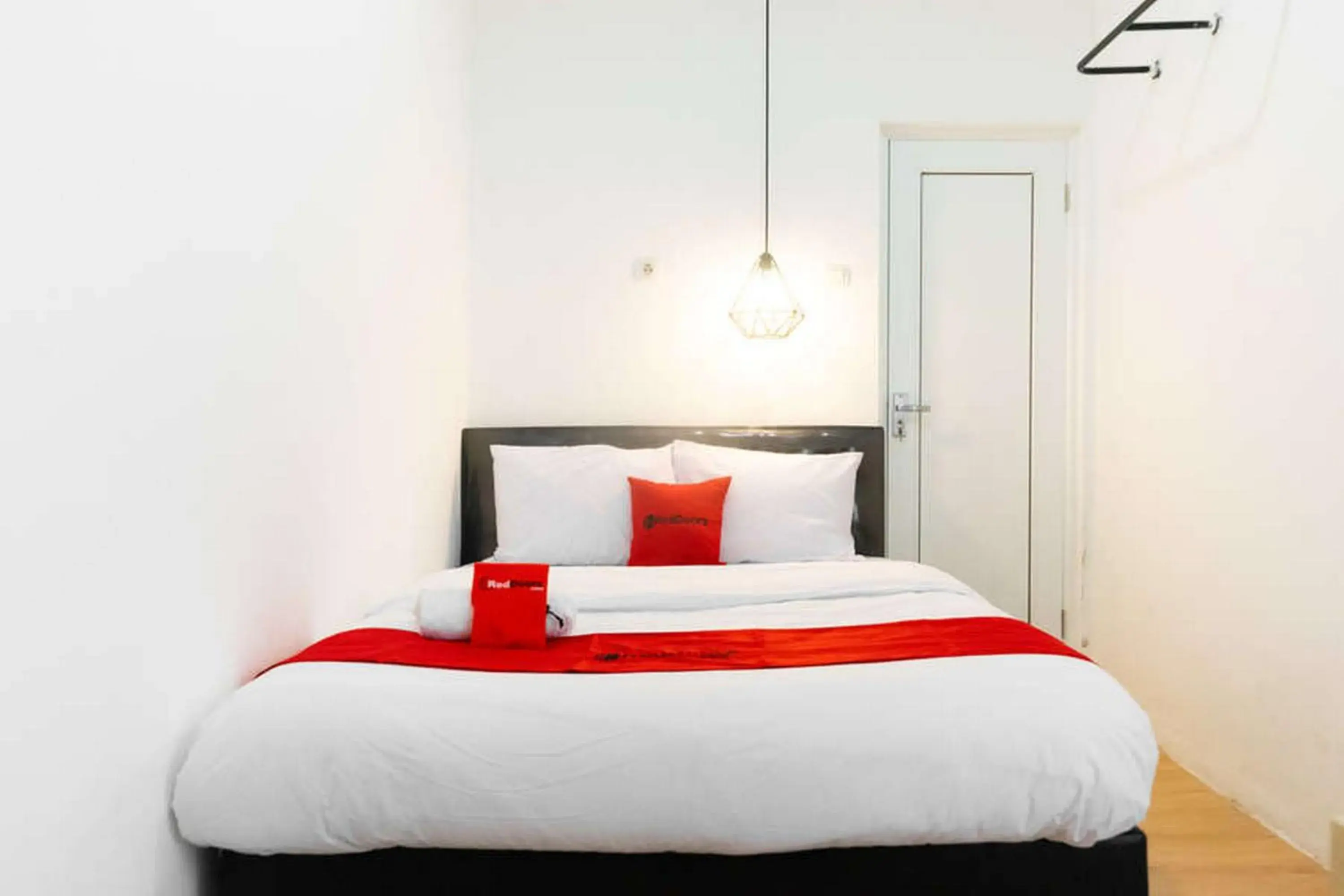 Bed in RedDoorz near Sam Poo Kong 3 Semarang Bed in RedDoorz near Sam Poo Kong 3 Semarang