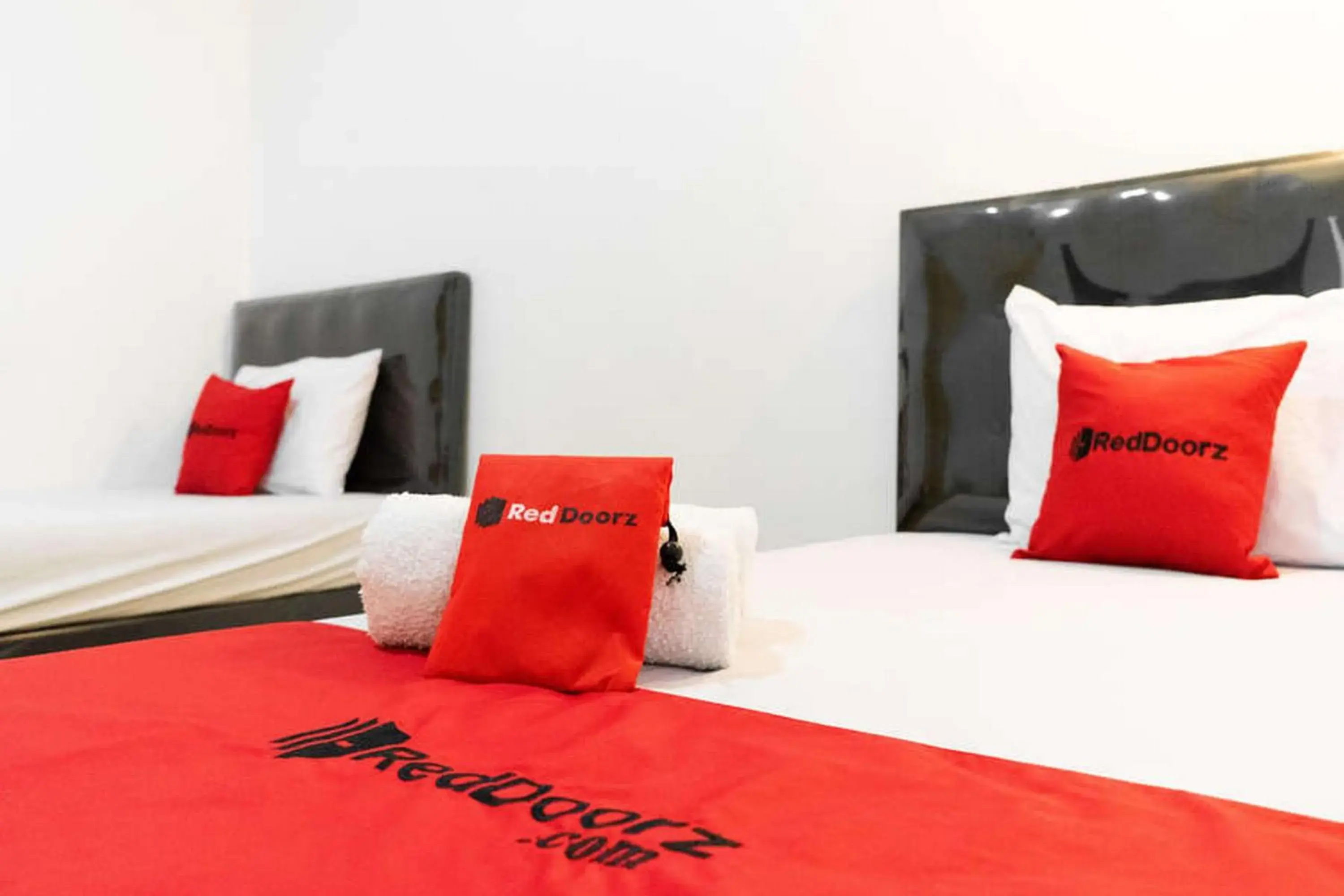 Twin Room in RedDoorz near Sam Poo Kong 3 Semarang Twin Room in RedDoorz near Sam Poo Kong 3 Semarang