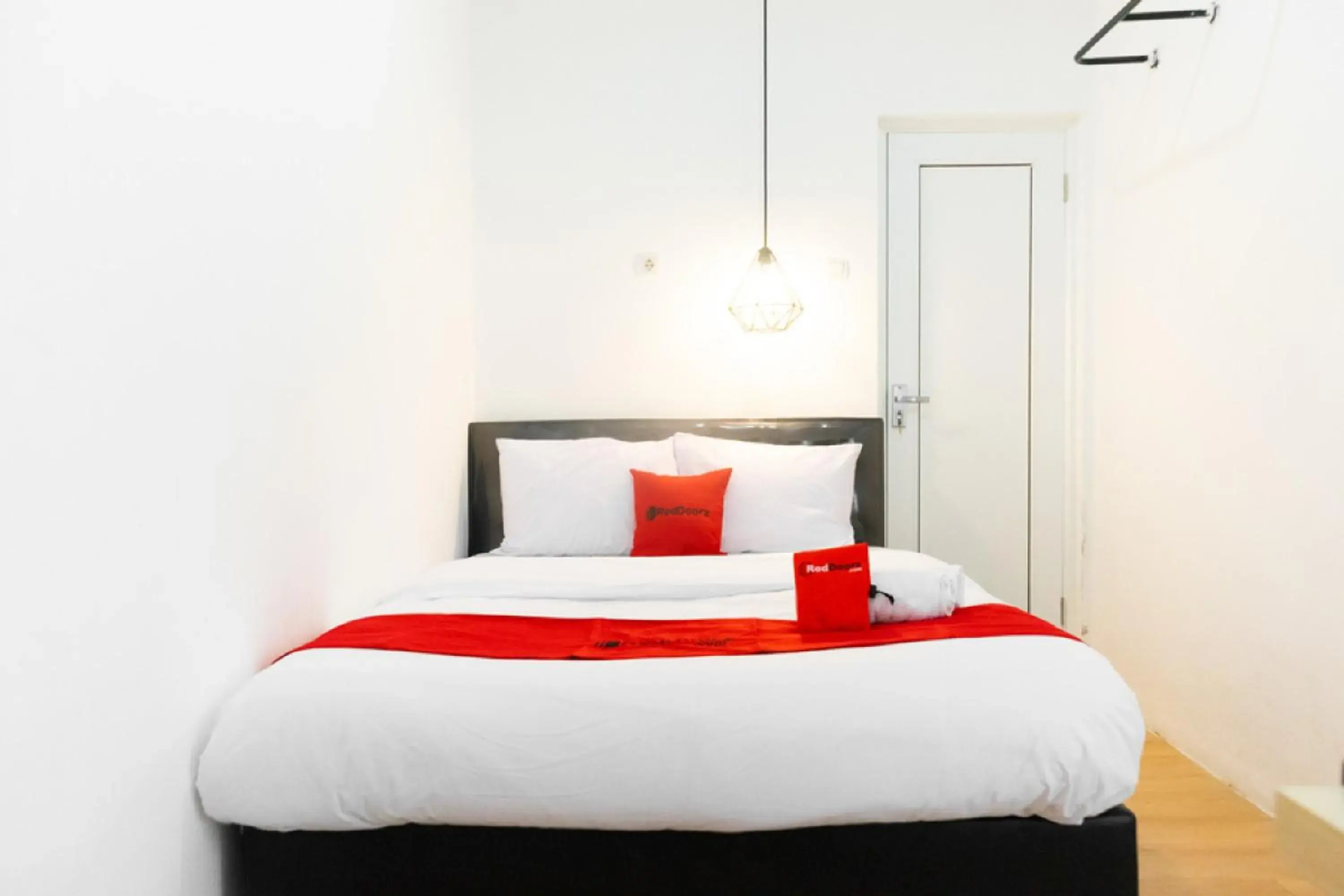 Bedroom, Bed in RedDoorz near Sam Poo Kong 3 Semarang Bedroom, Bed in RedDoorz near Sam Poo Kong 3 Semarang