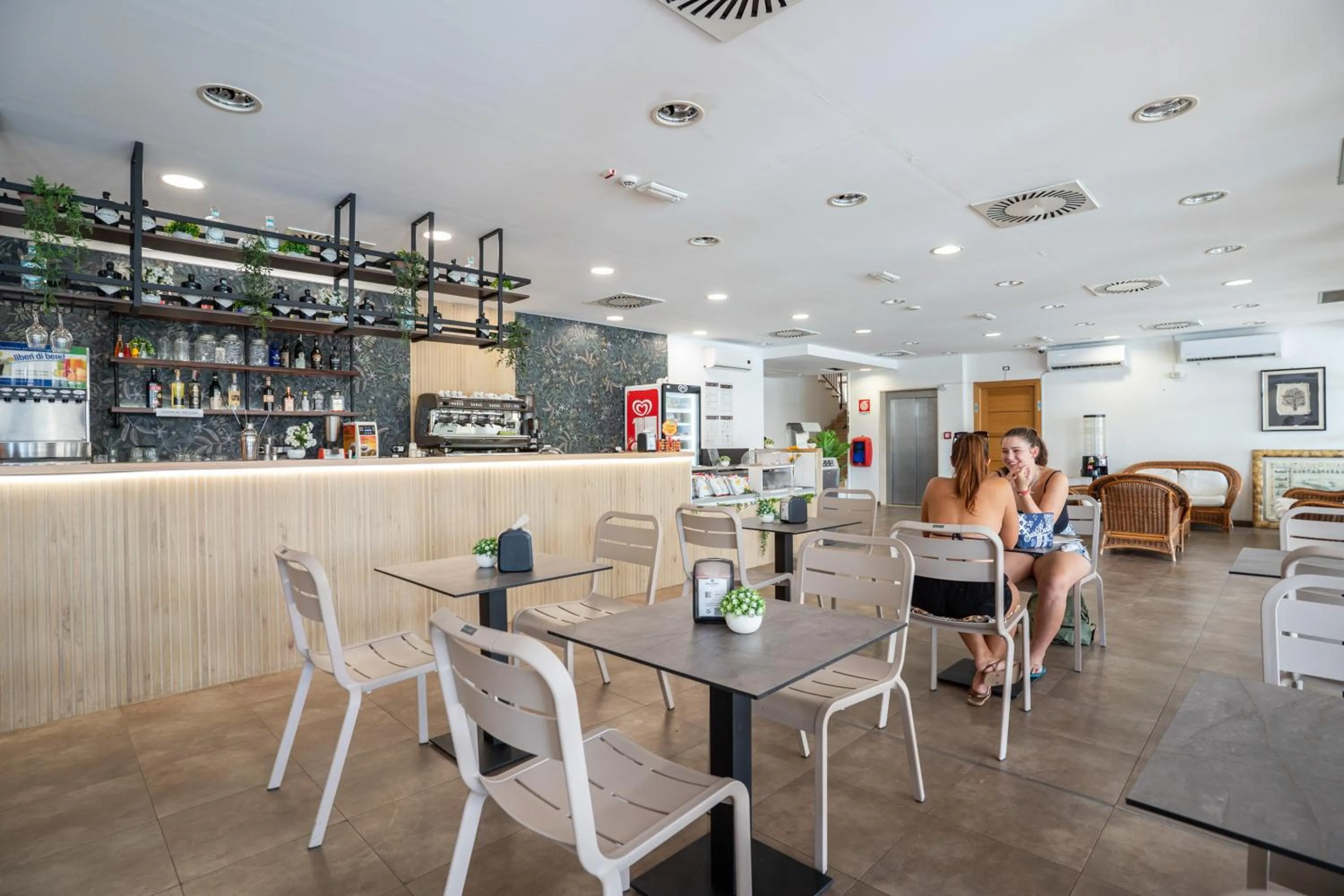 Restaurant/places to eat in Santa Monica Resort