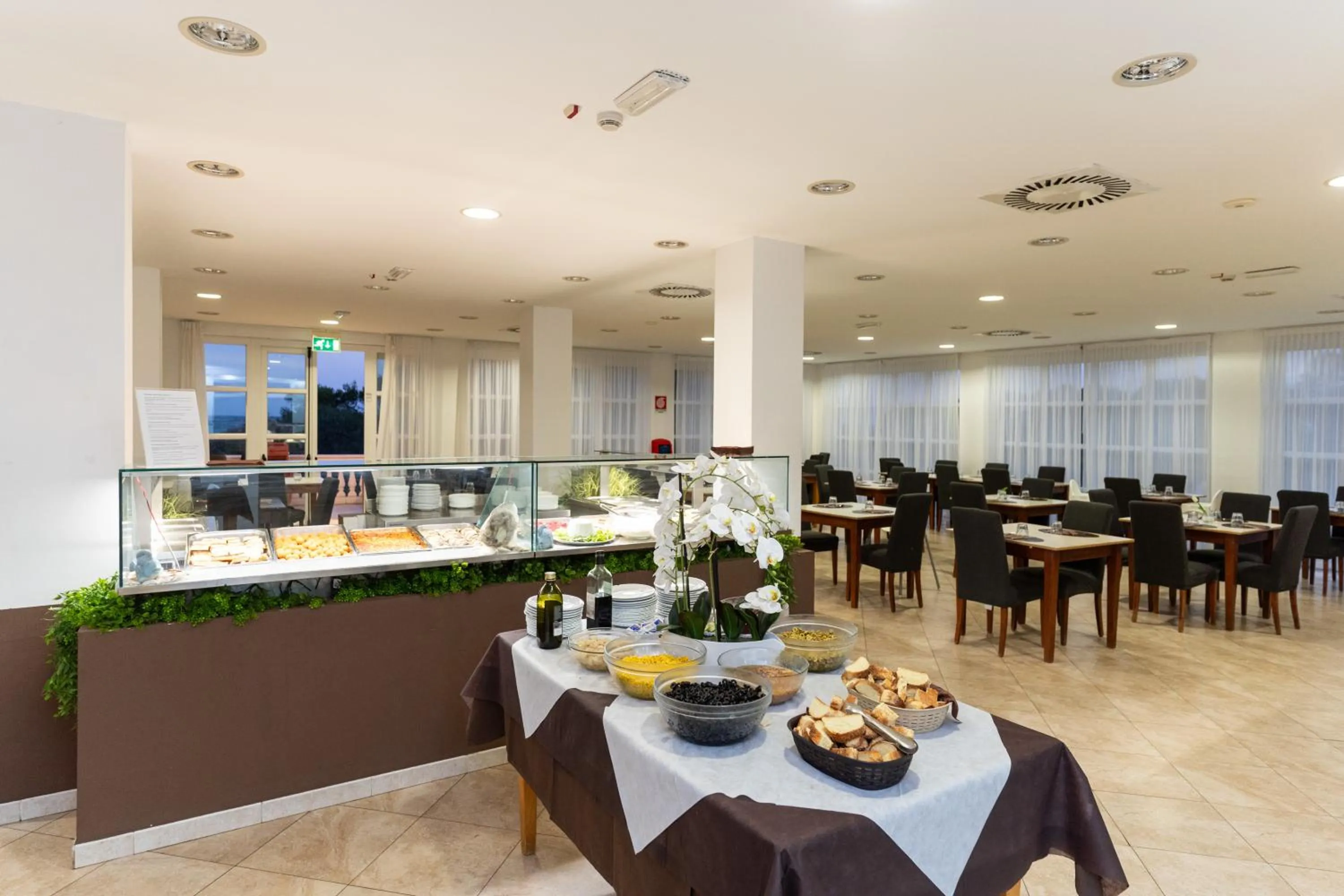 Restaurant/places to eat in Santa Monica Resort