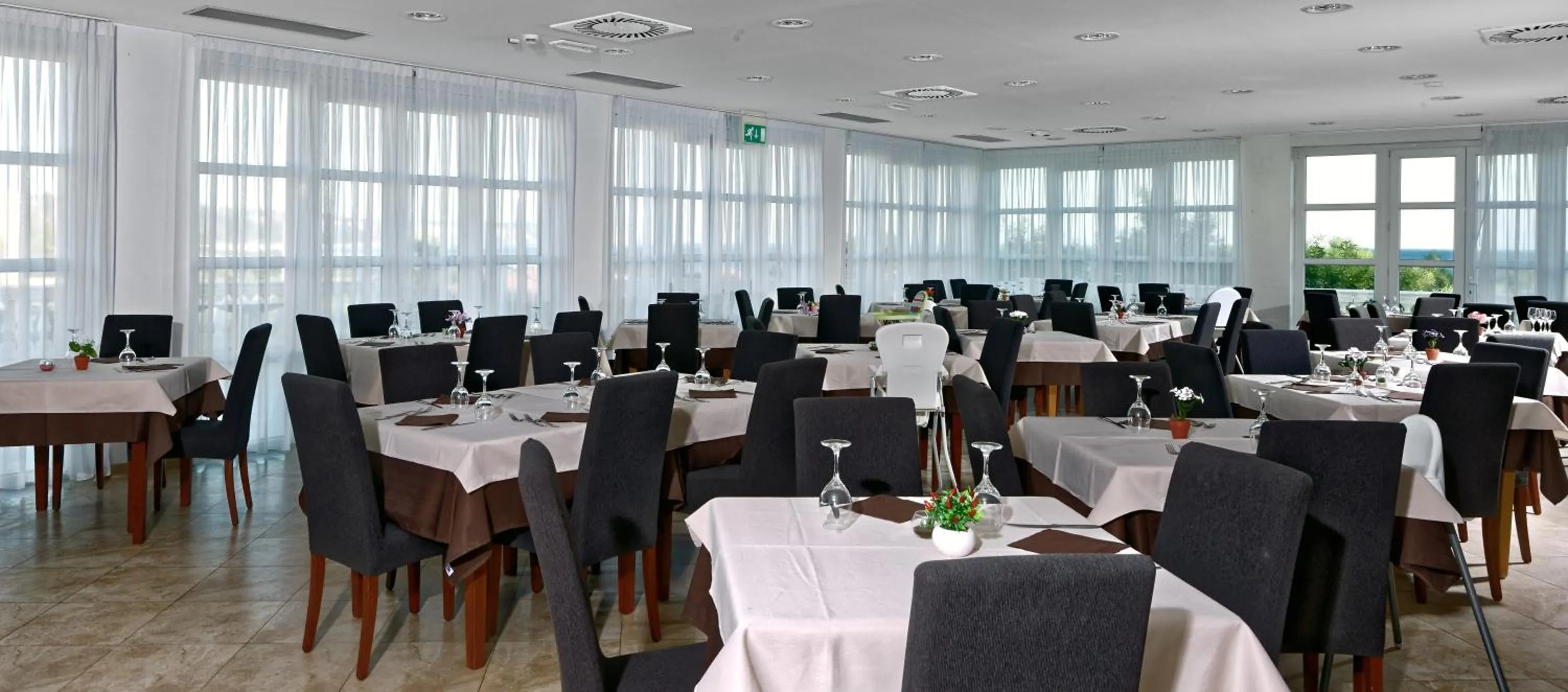 Restaurant/places to eat in Santa Monica Resort