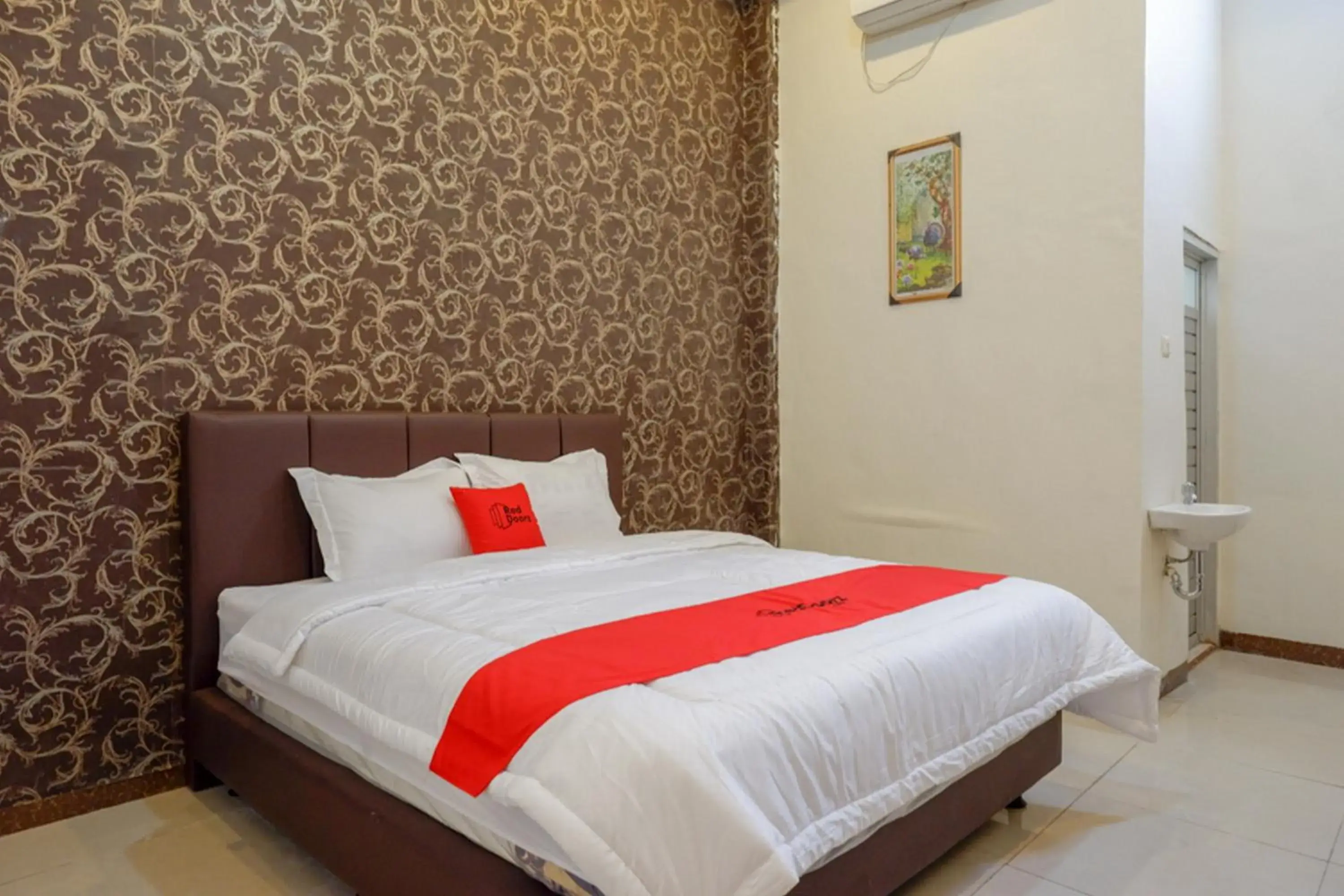 Bed in RedDoorz @ Jalan Pattimura Palu Bed in RedDoorz @ Jalan Pattimura Palu