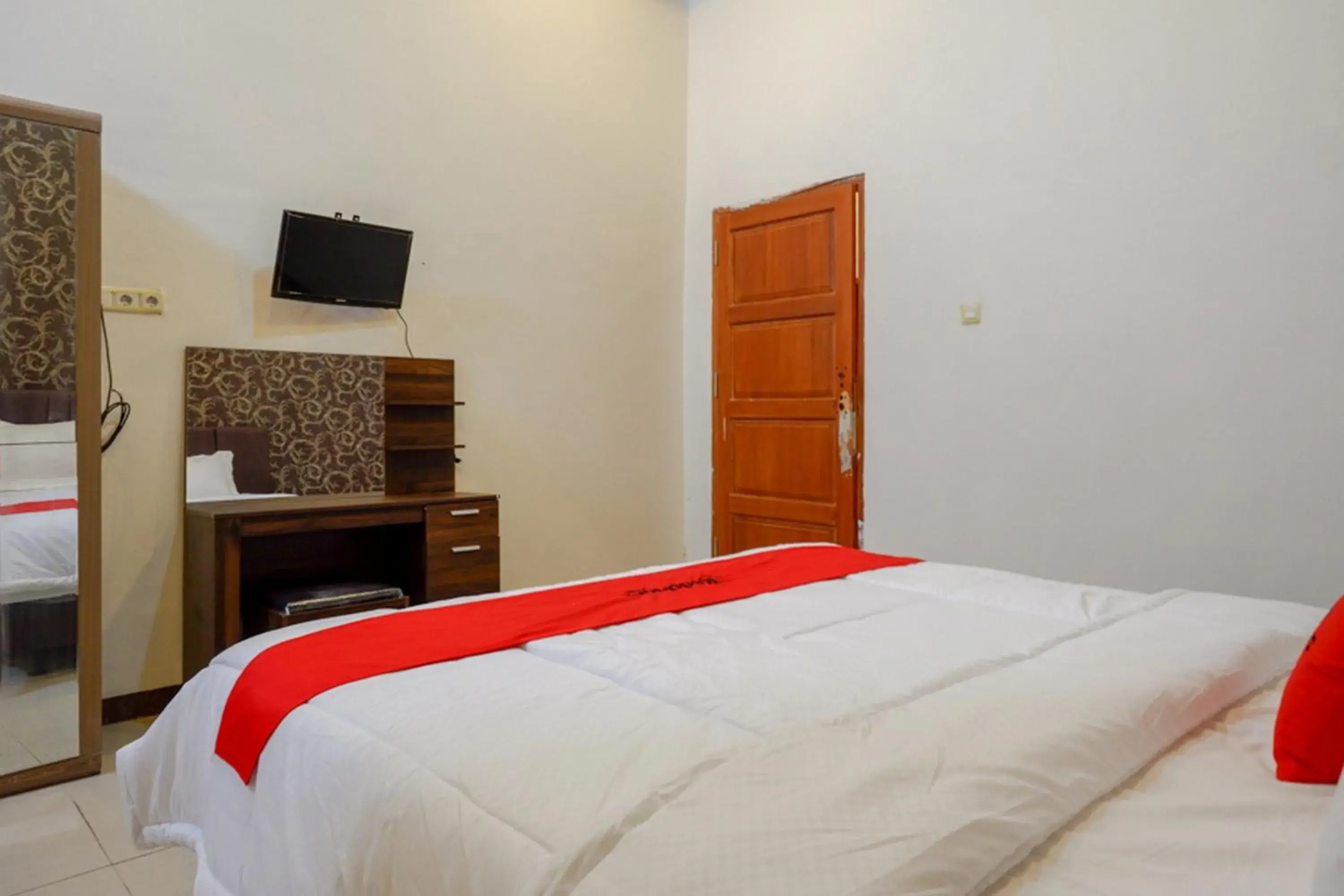 Bedroom, Bed in RedDoorz @ Jalan Pattimura Palu Bedroom, Bed in RedDoorz @ Jalan Pattimura Palu