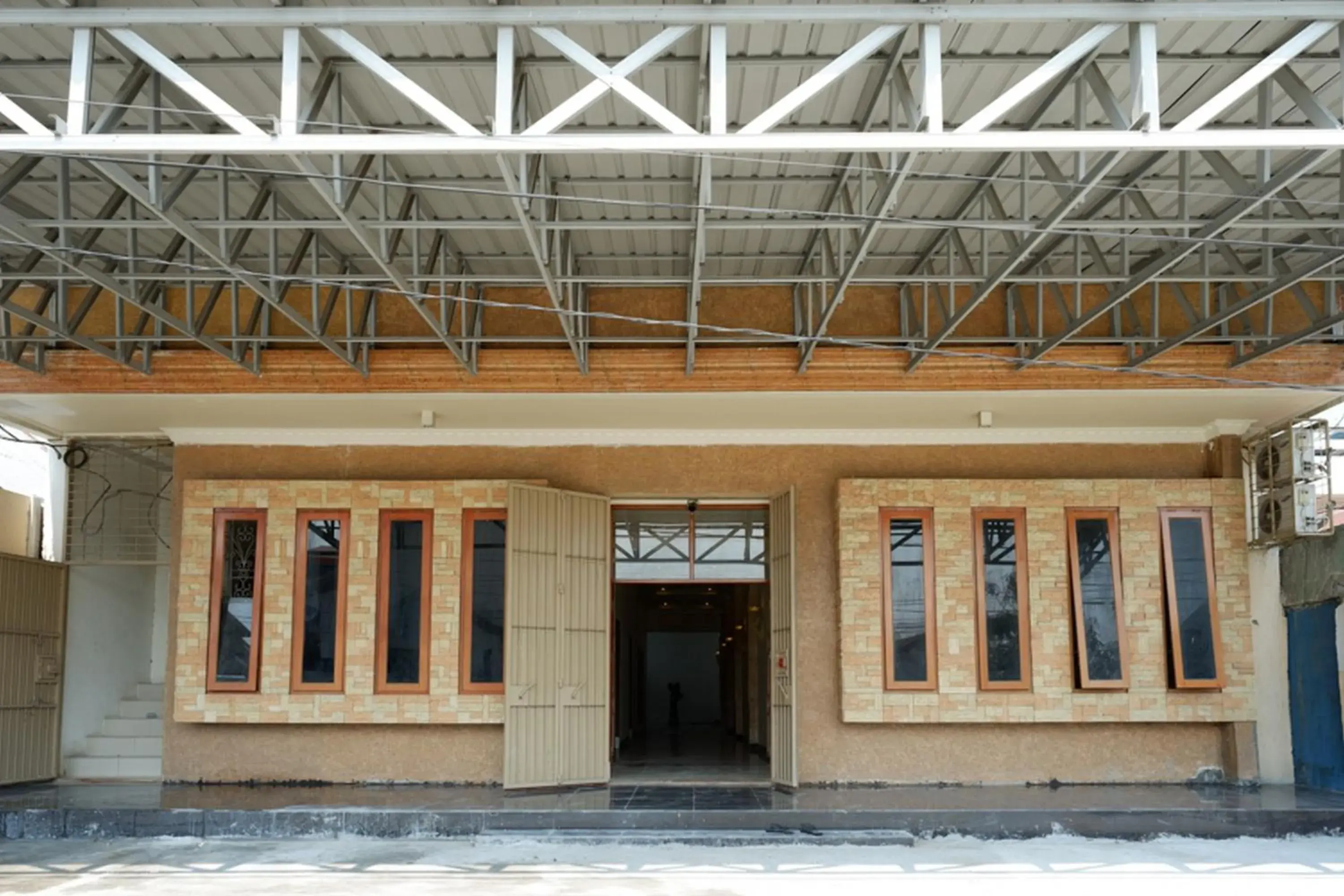 Facade/entrance in RedDoorz @ Jalan Pattimura Palu Facade/entrance in RedDoorz @ Jalan Pattimura Palu