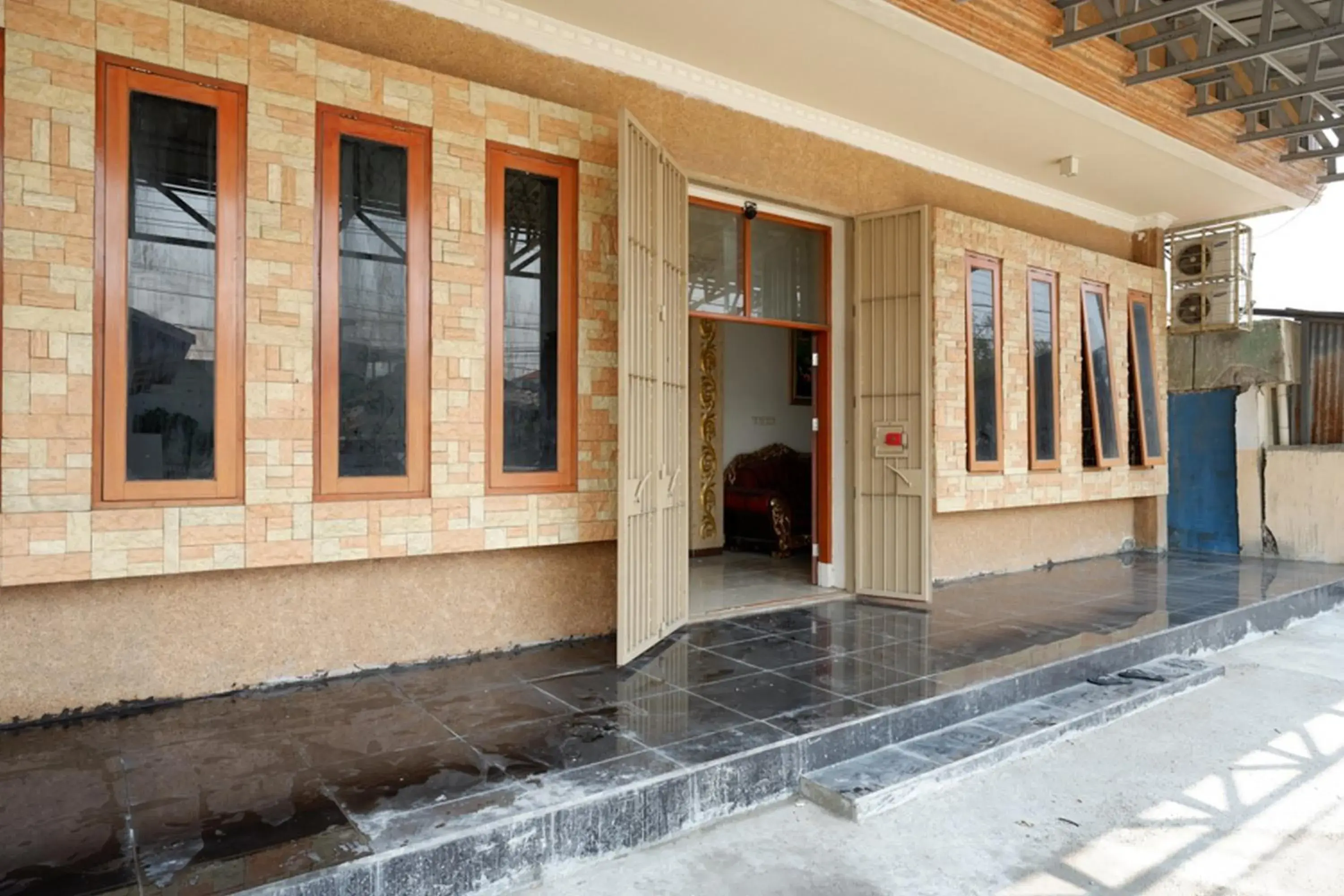 Facade/entrance in RedDoorz @ Jalan Pattimura Palu Facade/entrance in RedDoorz @ Jalan Pattimura Palu