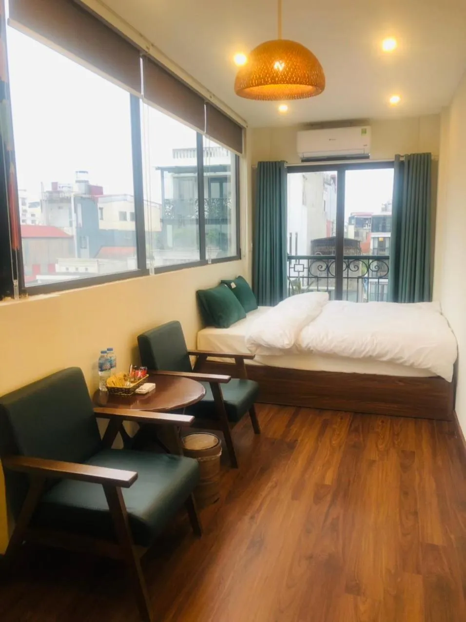 Photo of the whole room, Bed in Graffiti Hotel