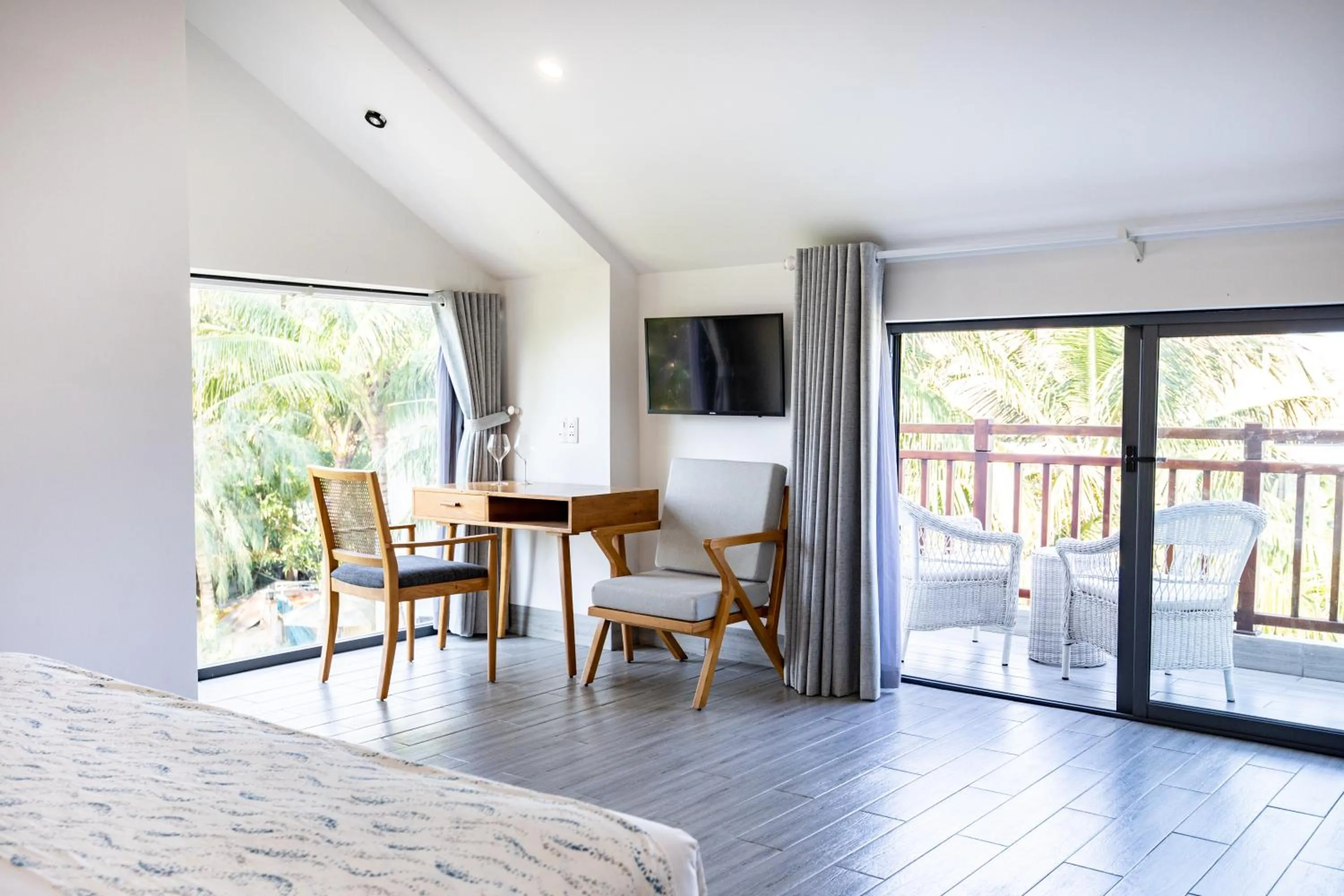 Photo of the whole room, Bed in The Watermark Beachside Hotel