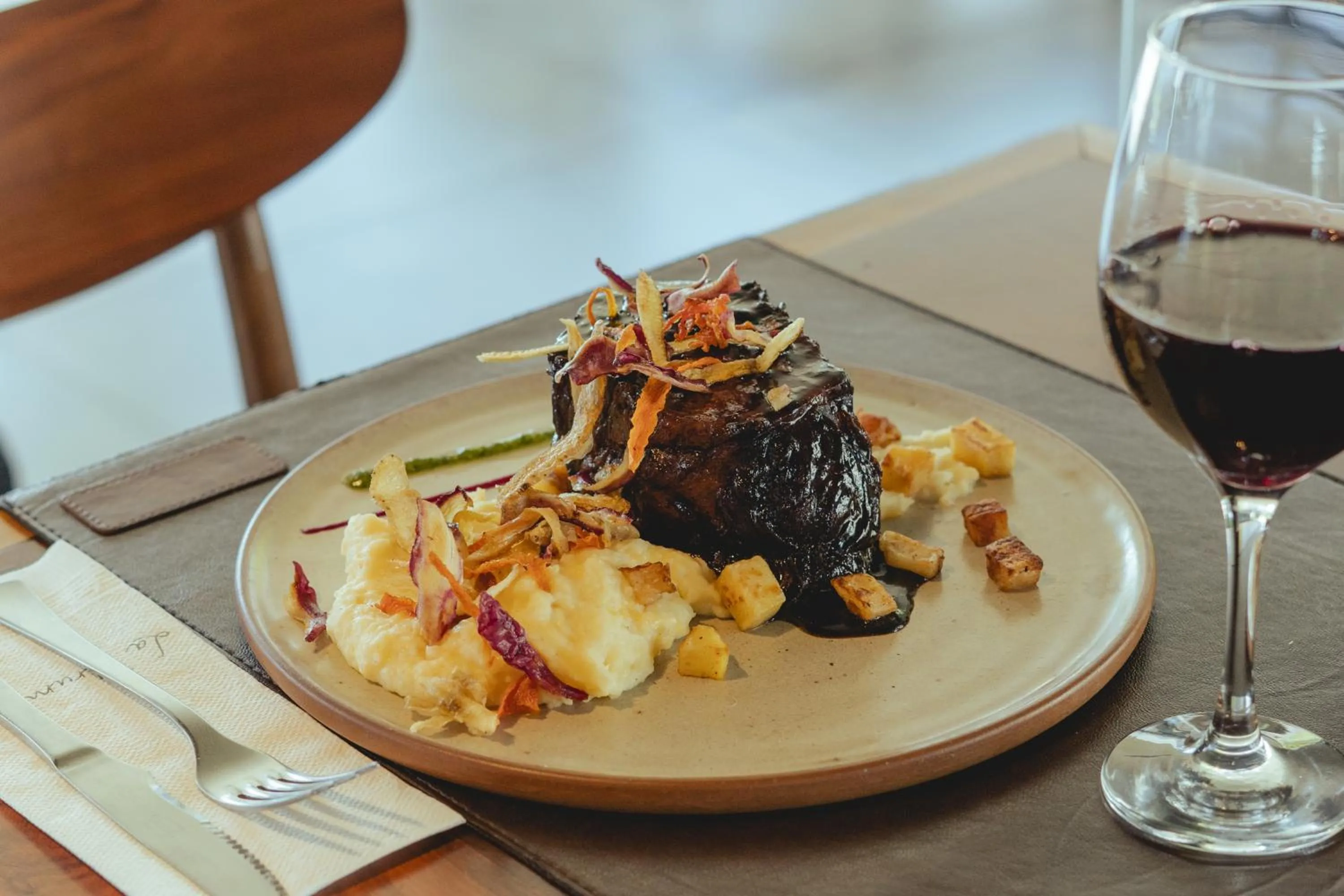 Restaurant/places to eat in La Urumpta Hotel, AKEN MIND