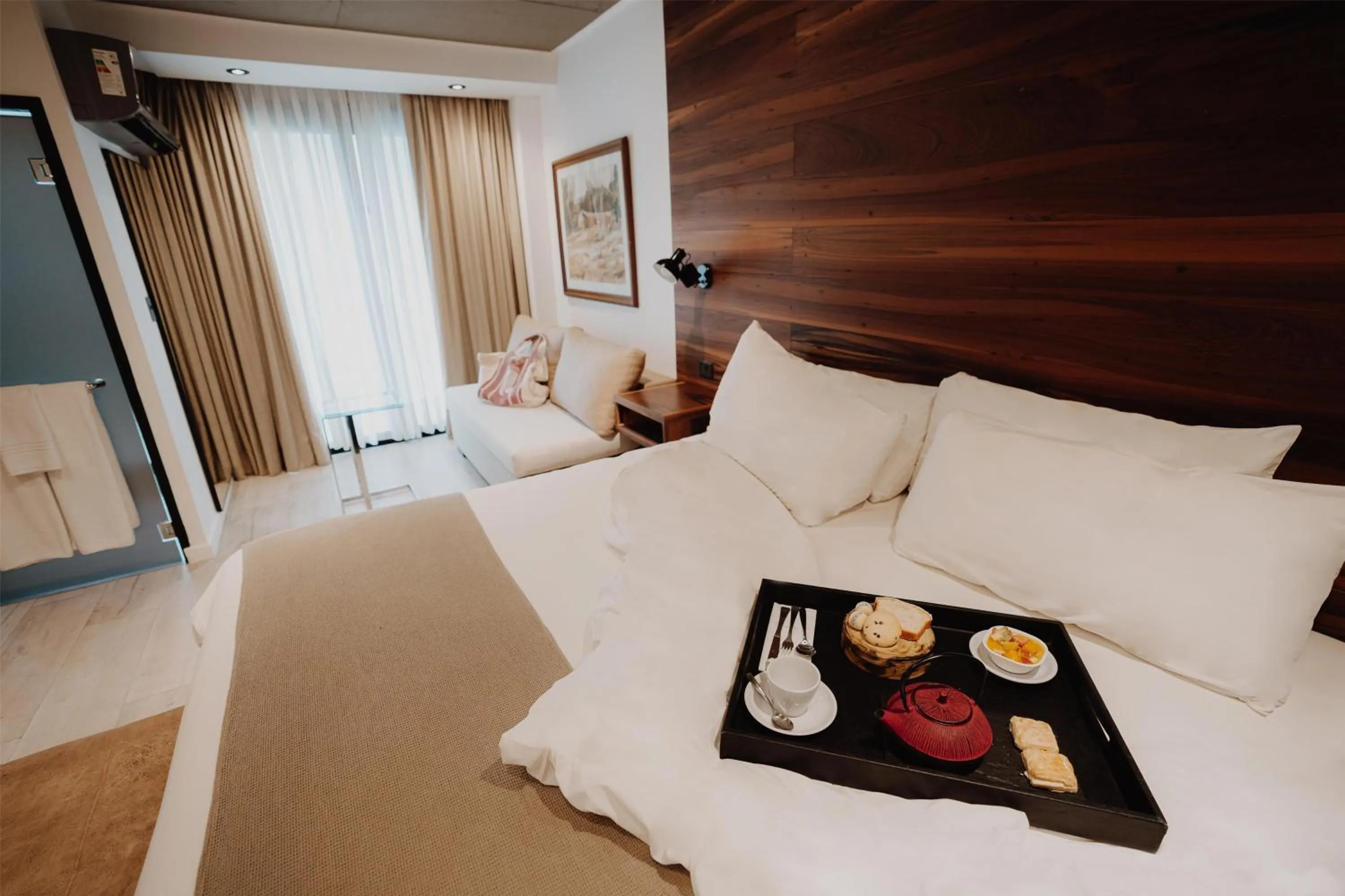 Photo of the whole room, Bed in La Urumpta Hotel, AKEN MIND