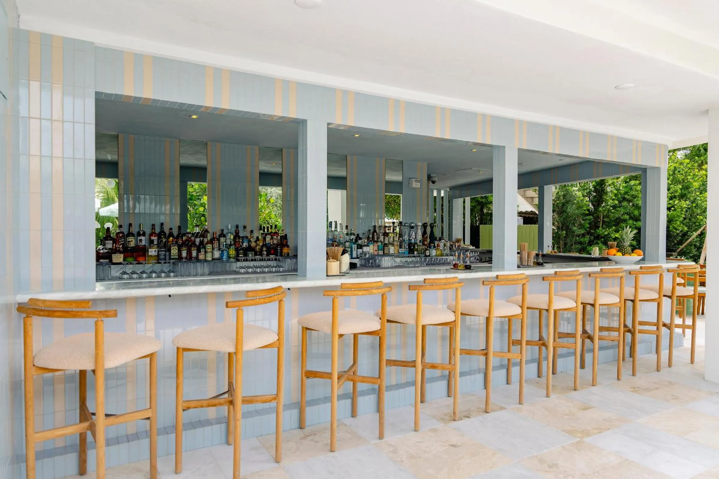 Lounge or bar in The Shelborne by Proper, a Member of Design Hotels