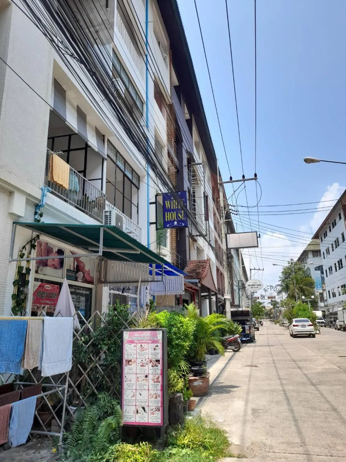 Neighbourhood in White House By Sorot ตึกขาวโดยโสรฬ