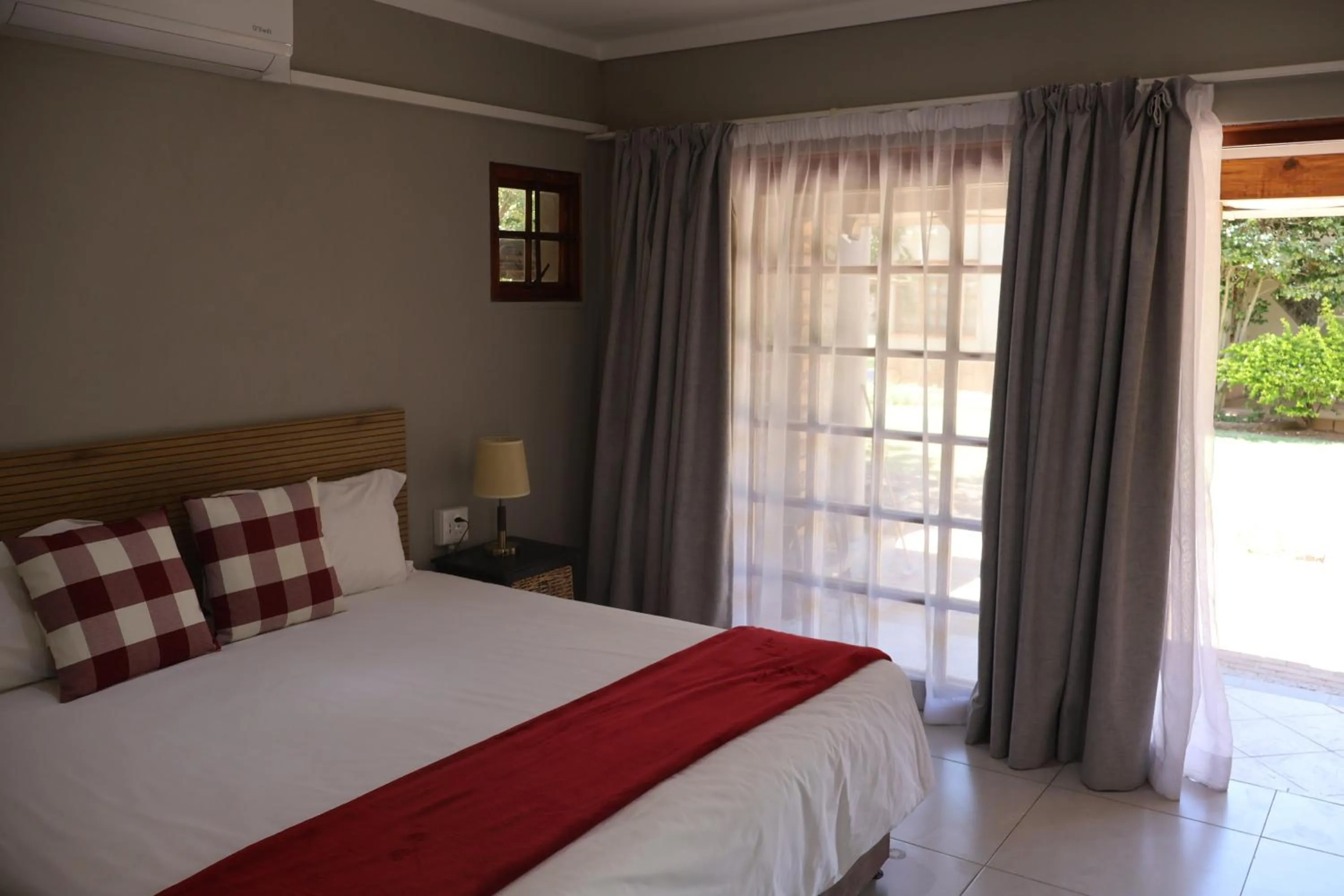 View (from property/room), Bed in Boksburg Hotel