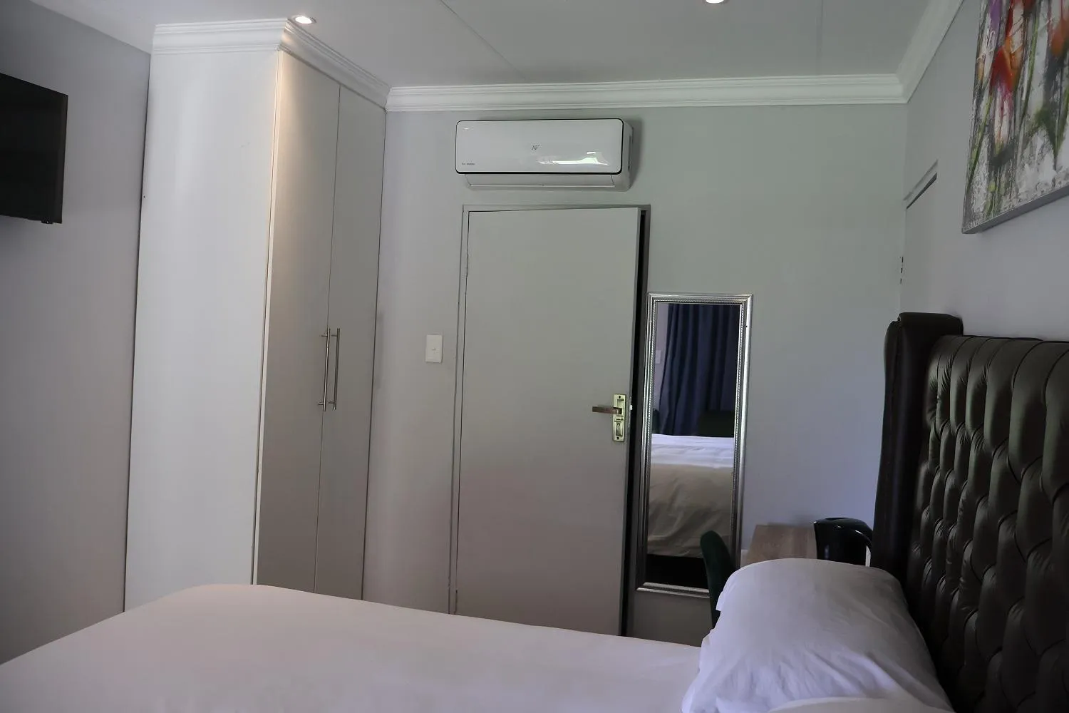 wardrobe, Bed in Boksburg Hotel