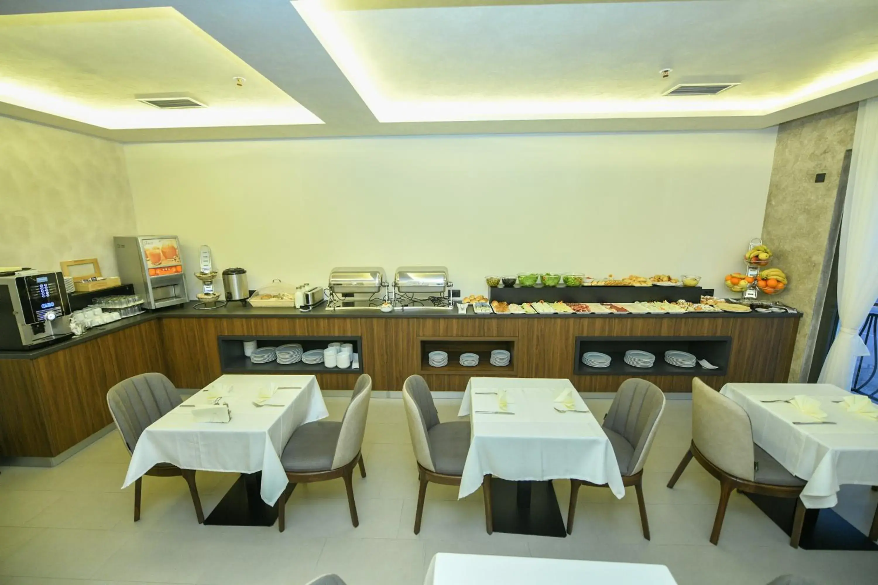 Restaurant/places to eat in Hotel Lazaro Restaurant/places to eat in Hotel Lazaro