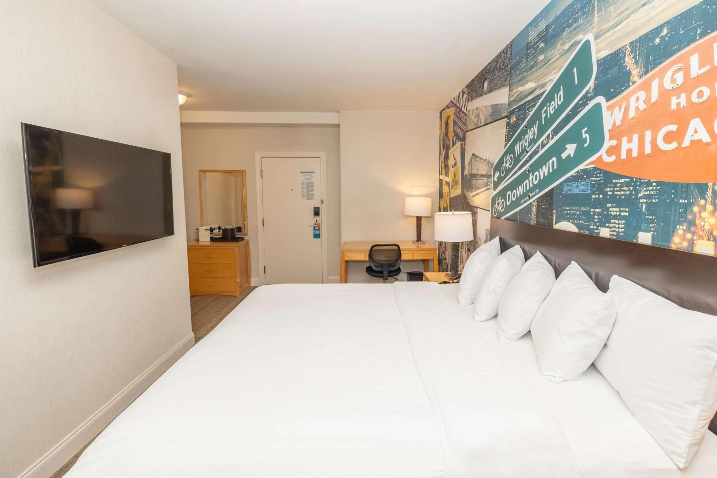 Bed in Hotel Versey Chicago Lincoln Park