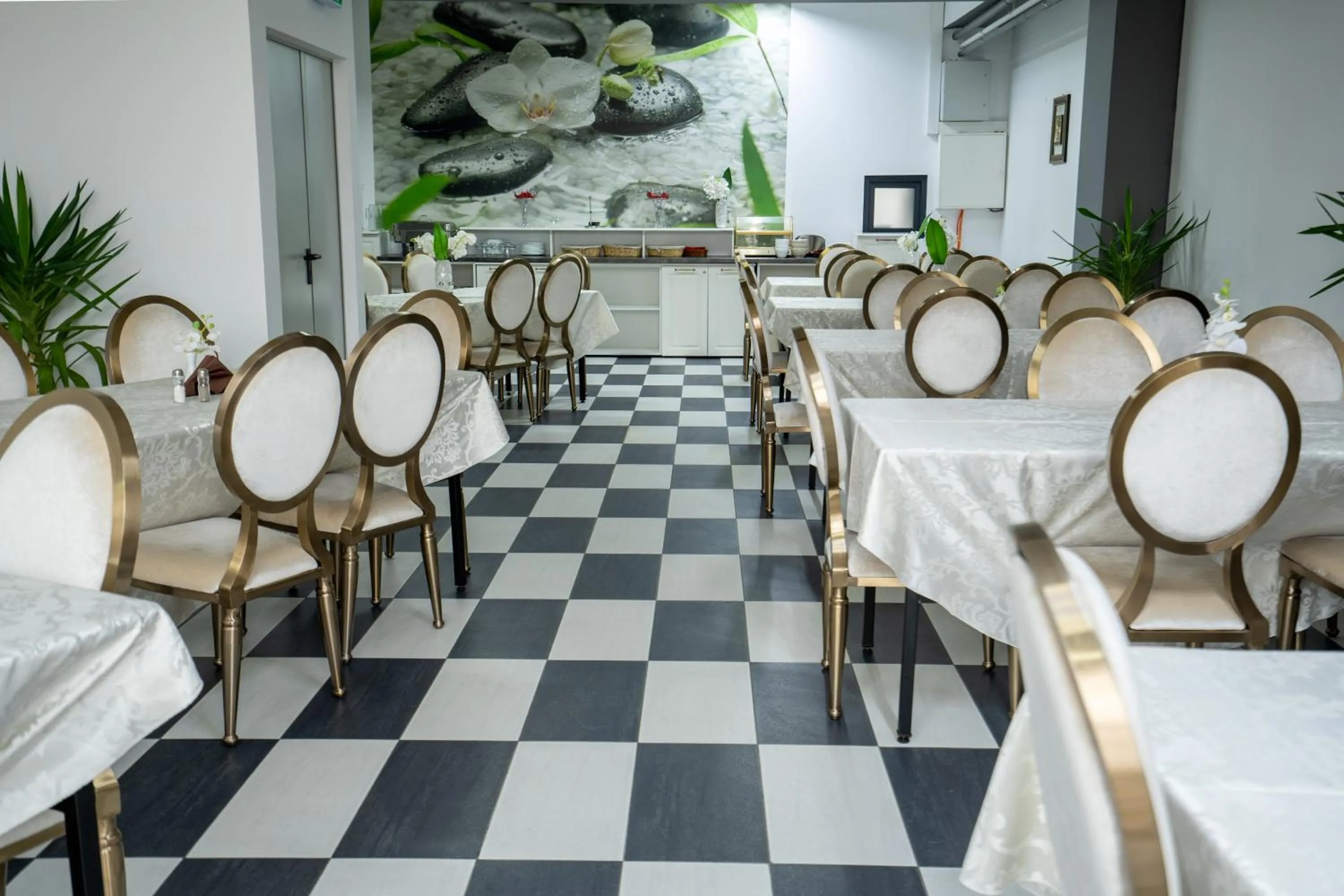 Restaurant/places to eat in HOTEL N Residence