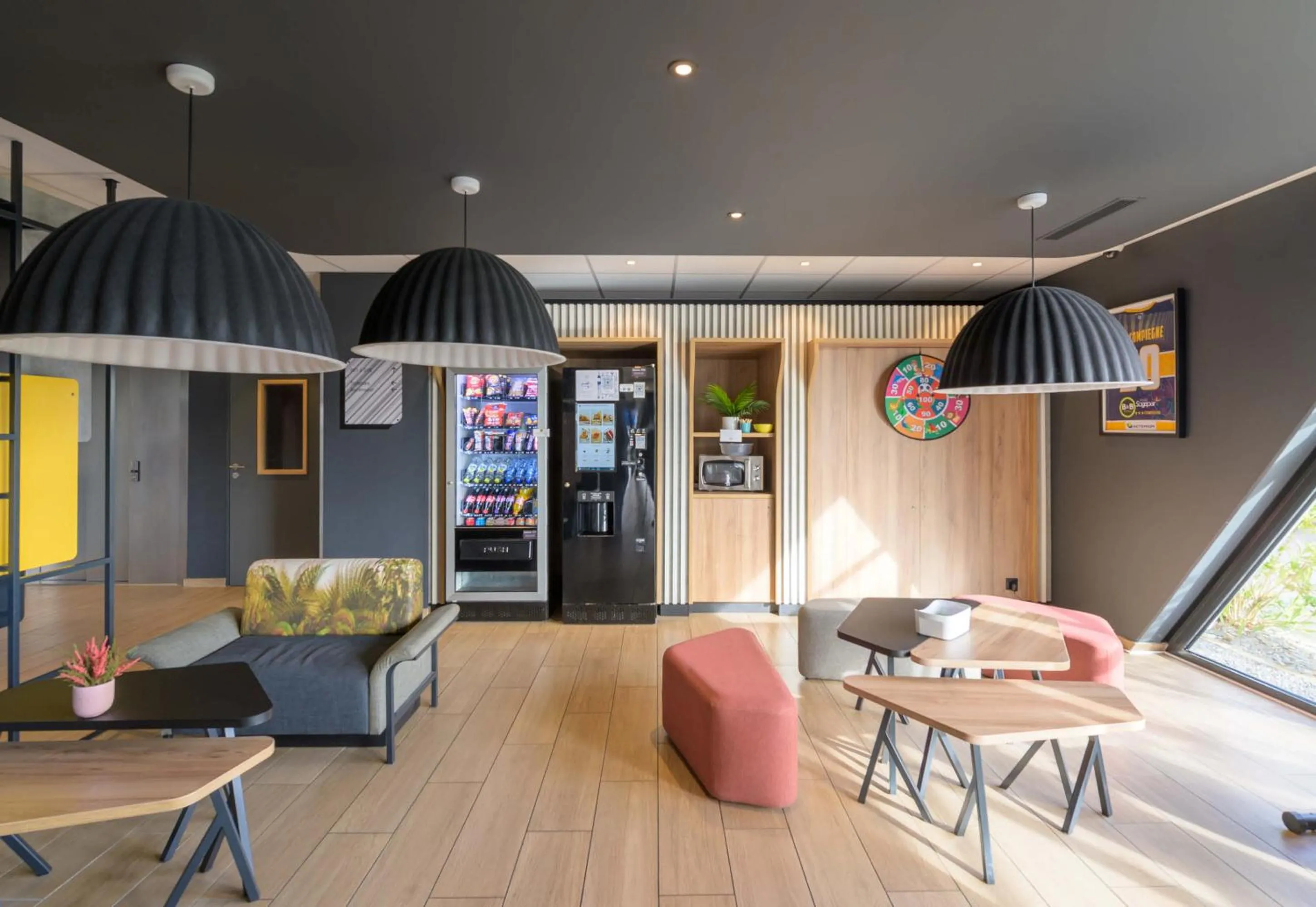 Lobby or reception in B&B HOTEL Compiègne