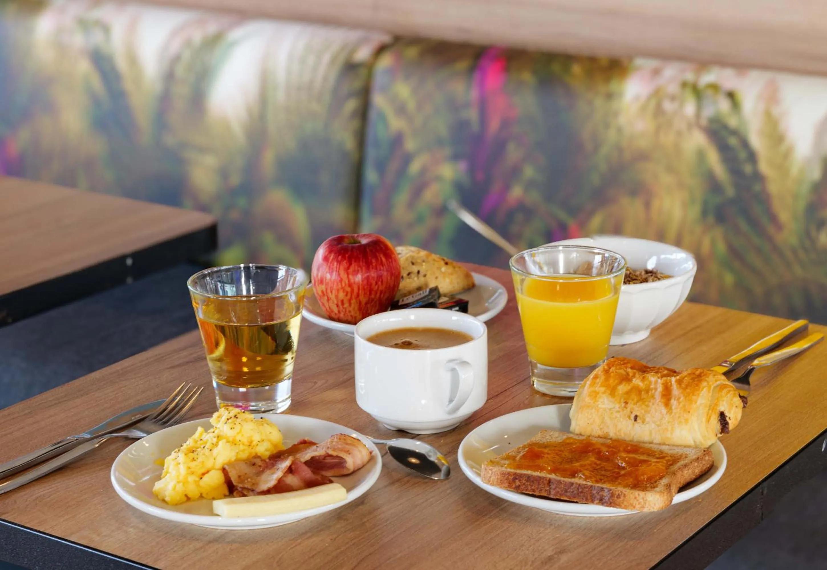 Breakfast in B&B HOTEL Compiègne