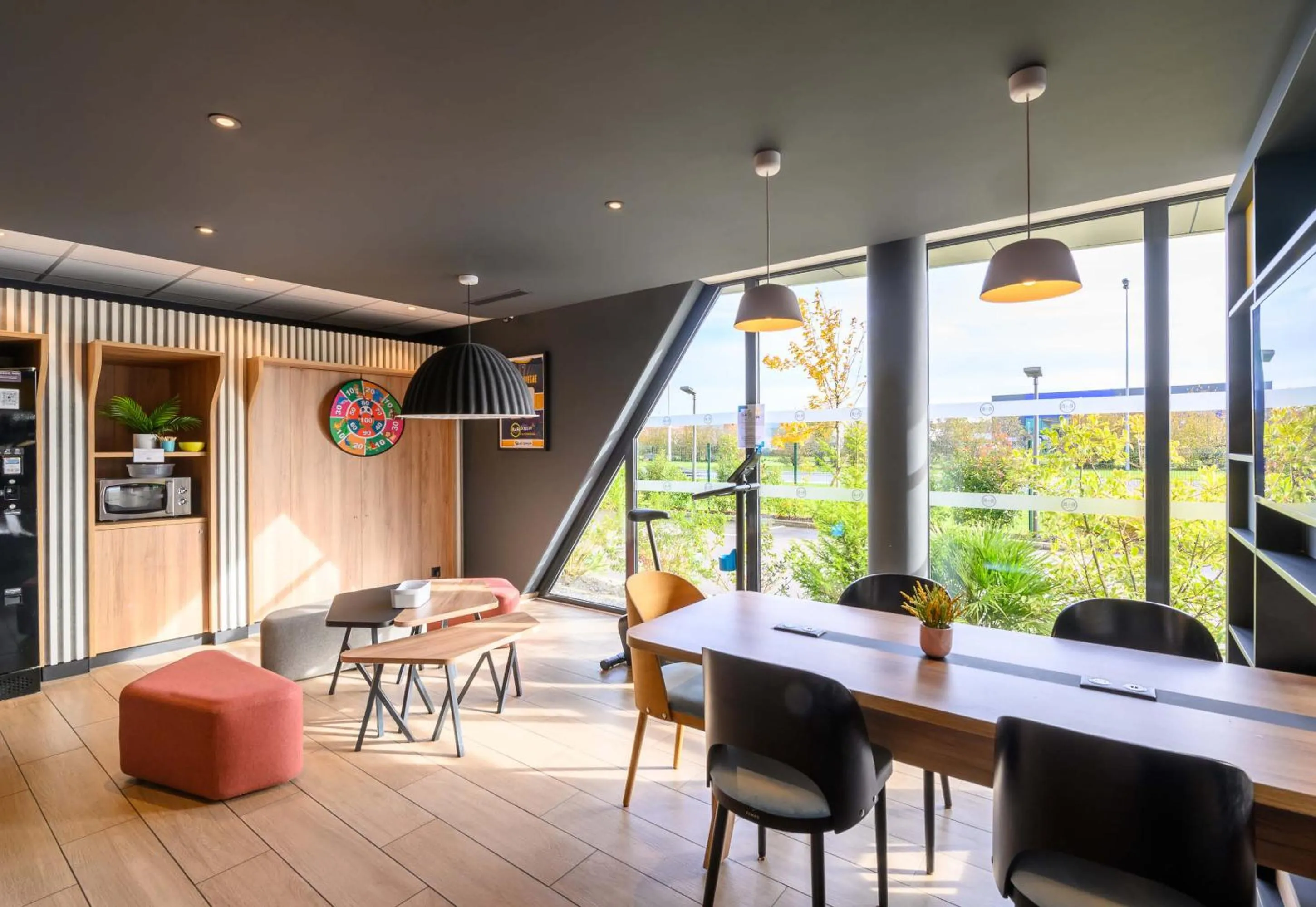 Lobby or reception in B&B HOTEL Compiègne